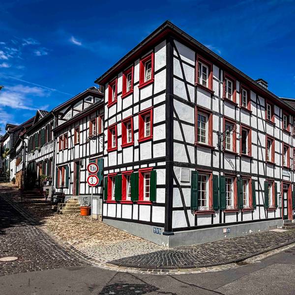 Das Foto zeigt mehrere Fachwerkhäuser in Kommern.