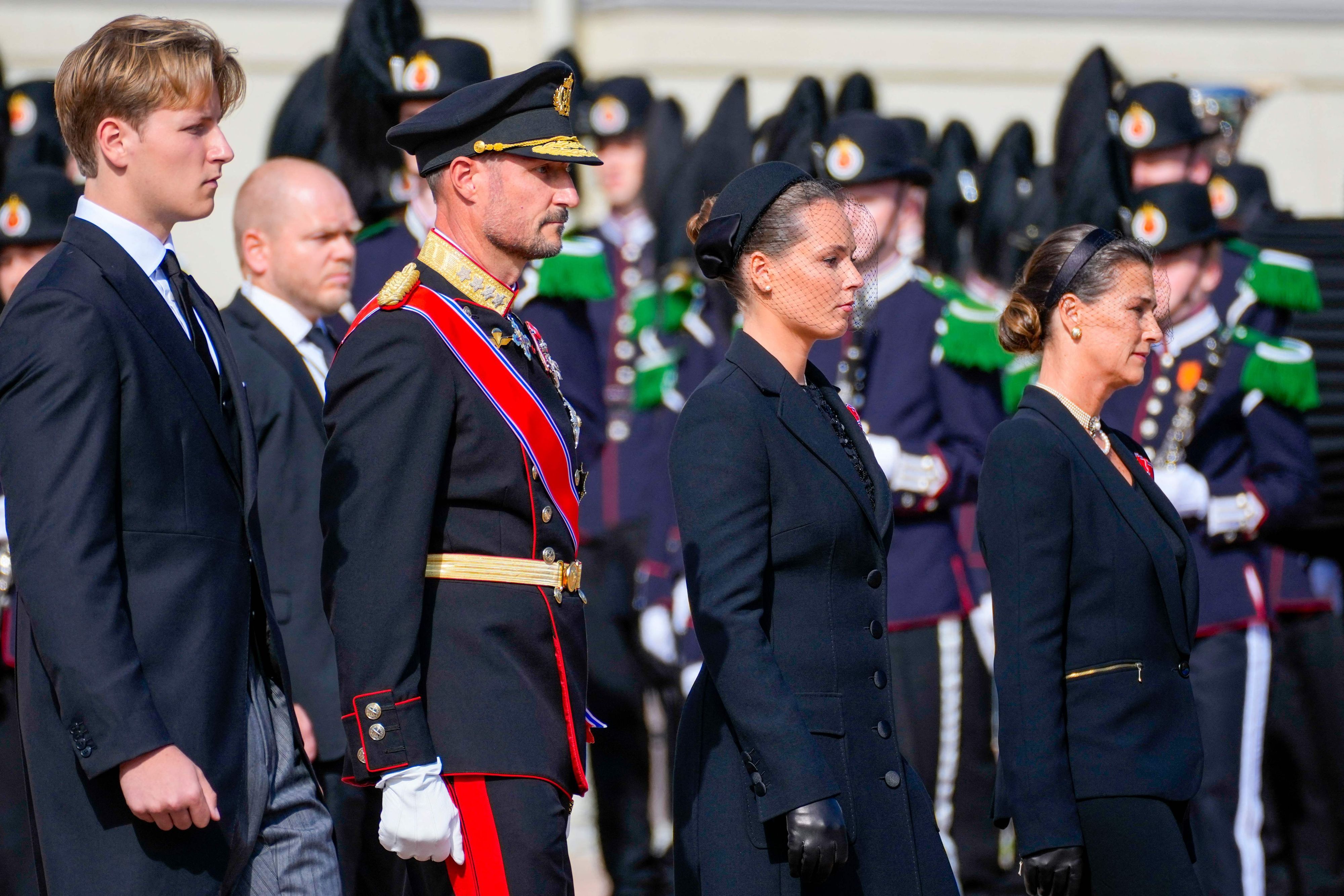 Kronprinzessin Ingrid Alexandra, Prinzessin Märtha Louise, König Haakon VIII. und Prinz Sverre Magnus von Norwegen folgen dem Sarg des verstorbenen Königs Harald V. im königlichen Trauerzug vom Königlichen Schloss zur Kathedrale in Oslo.