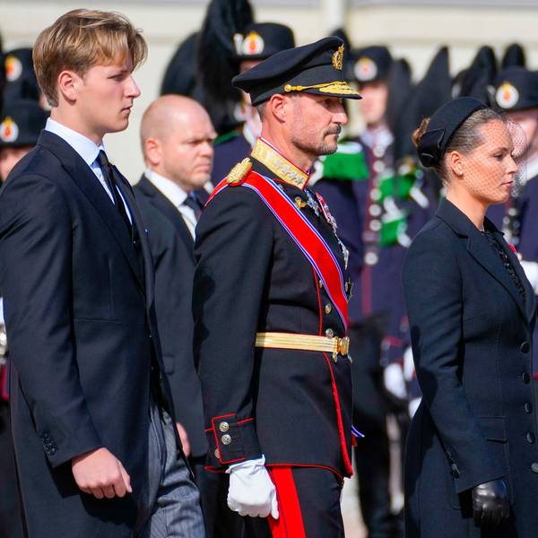 Kronprinzessin Ingrid Alexandra, Prinzessin Märtha Louise, König Haakon VIII. und Prinz Sverre Magnus von Norwegen folgen dem Sarg des verstorbenen Königs Harald V. im königlichen Trauerzug vom Königlichen Schloss zur Kathedrale in Oslo.
