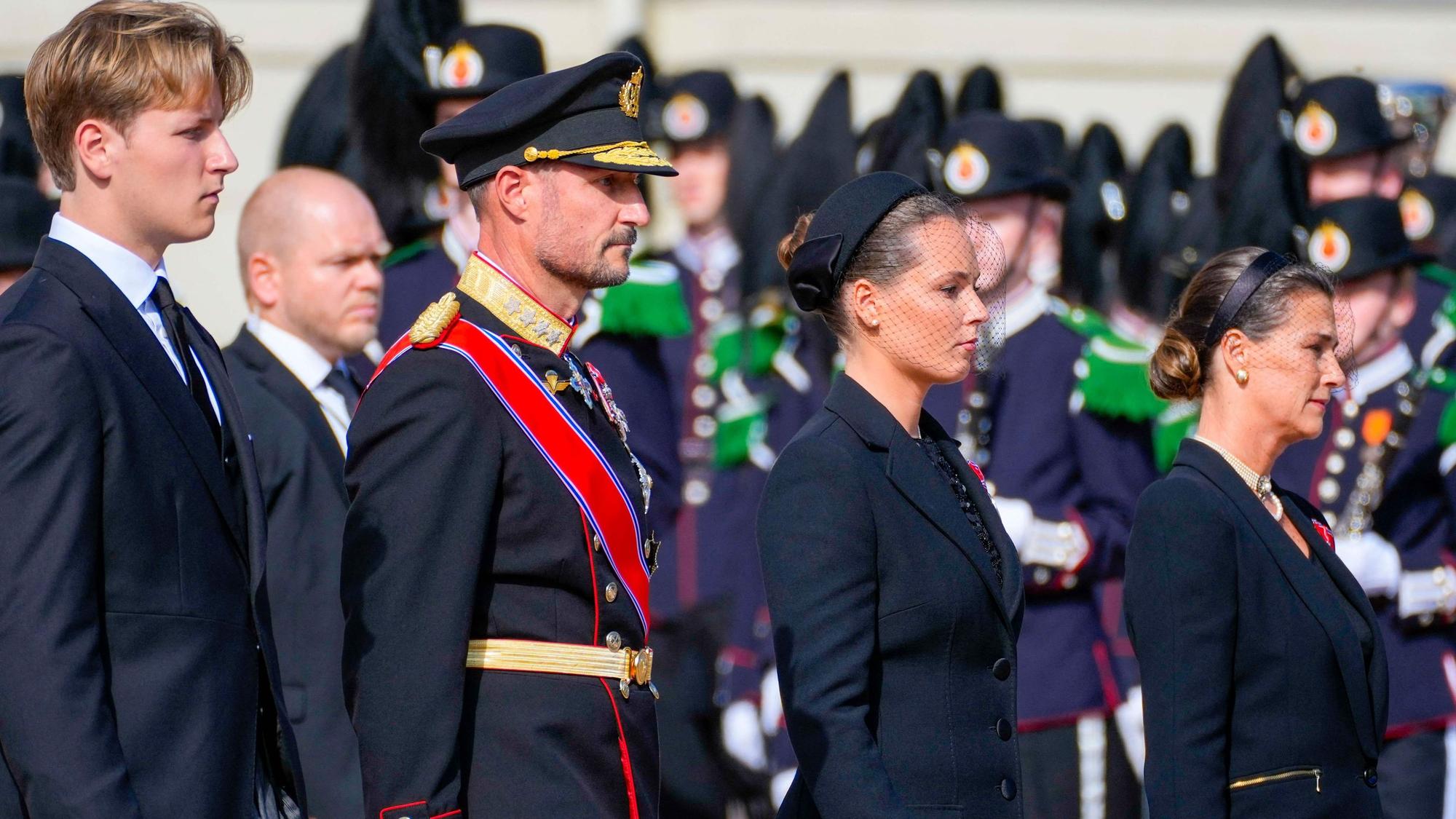 Kronprinzessin Ingrid Alexandra, Prinzessin Märtha Louise, König Haakon VIII. und Prinz Sverre Magnus von Norwegen folgen dem Sarg des verstorbenen Königs Harald V. im königlichen Trauerzug vom Königlichen Schloss zur Kathedrale in Oslo.