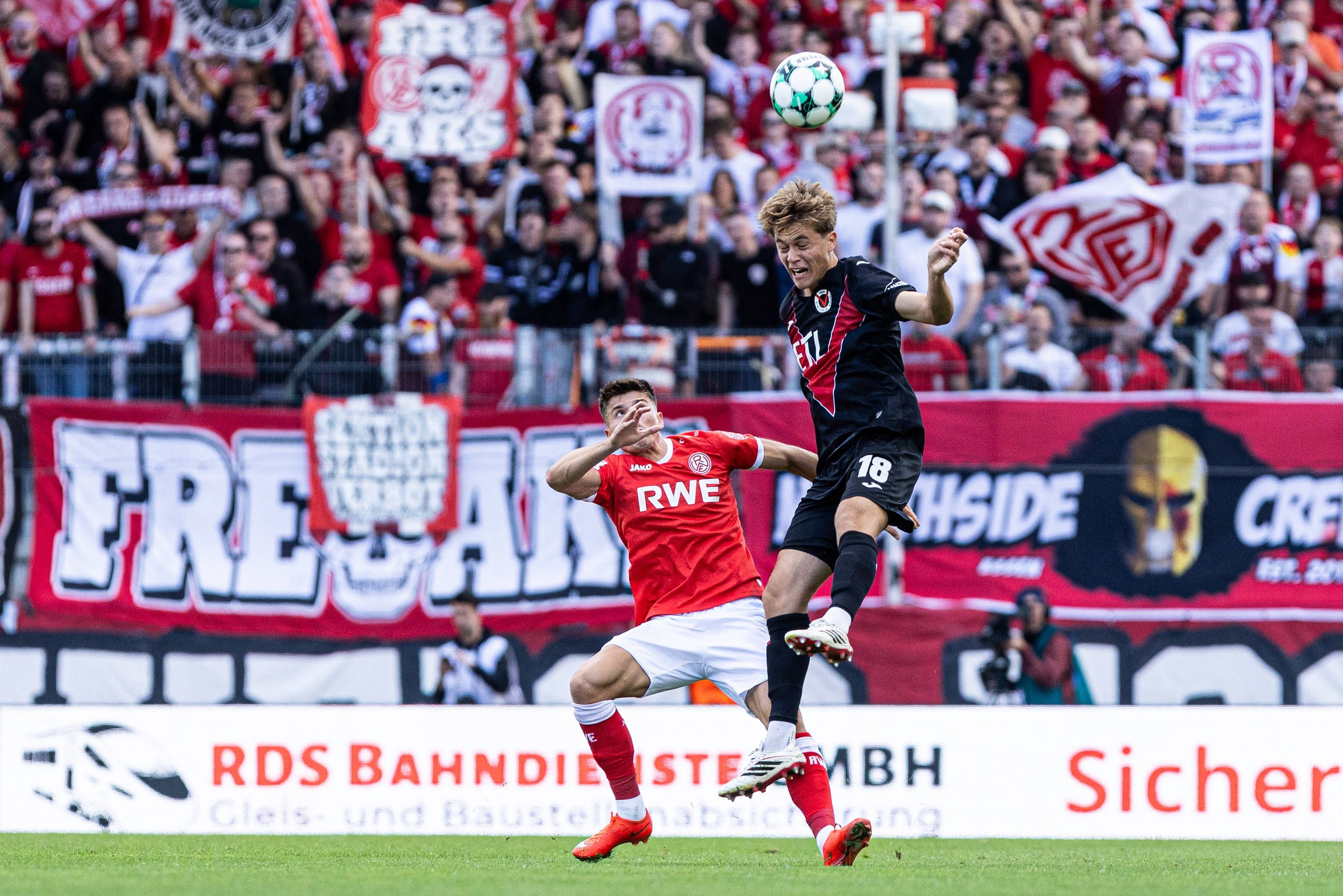 3.Liga: Rot-Weiss Essen - FC Viktoria Köln 05.09.2026 Semir Telalovic Rot-Weiss Essen, 17, Tim Kloss FC Viktoria Köln, 18 3.Liga: Rot-Weiss Essen - FC Viktoria Köln Stadion an der Hafenstraße, Essen 05.09.2026 DFL regulations prohibit any use of photographs as image sequences and/or quasi video. *** 3rd Division: Rot-Weiss Essen vs. FC Viktoria Köln, September 5, 2026 Semir Telalovic Rot-Weiss Essen, 17, Tim Kloss, FC Viktoria Köln, 18 3rd Division Rot-Weiss Essen vs. FC Viktoria Köln, Stadion an der Hafenstraße, Essen, September 5, 2026 DFL regulations prohibit any use of photographs as image sequences and/or quasi-video Copyright: xBEAUTIFULxSPORTS/Buriakovx
