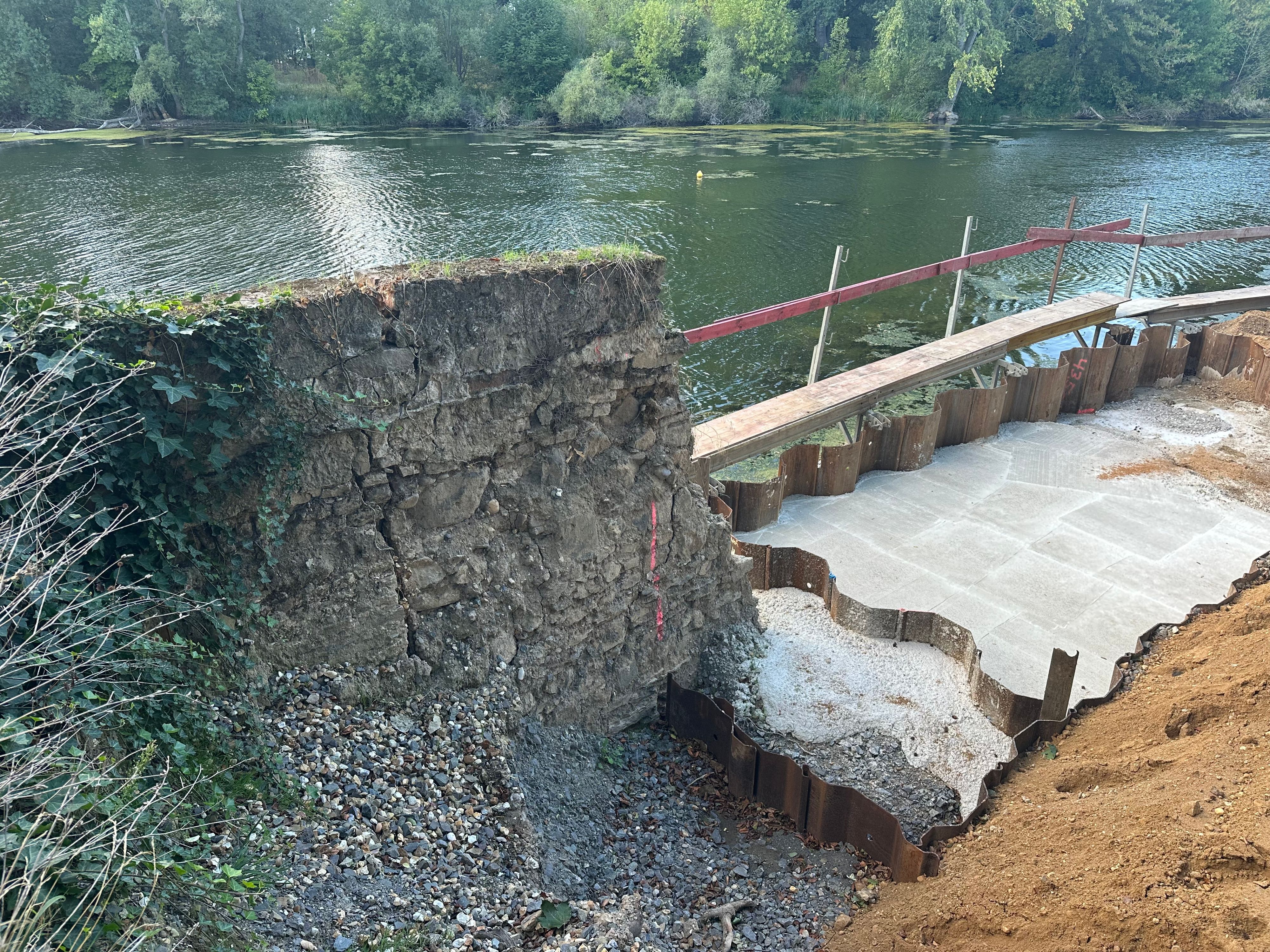 Links sind noch Teile der alten Ufermauer zu erkennen, rechts das Fundament für die neue Mauer am Ufer der Groov.