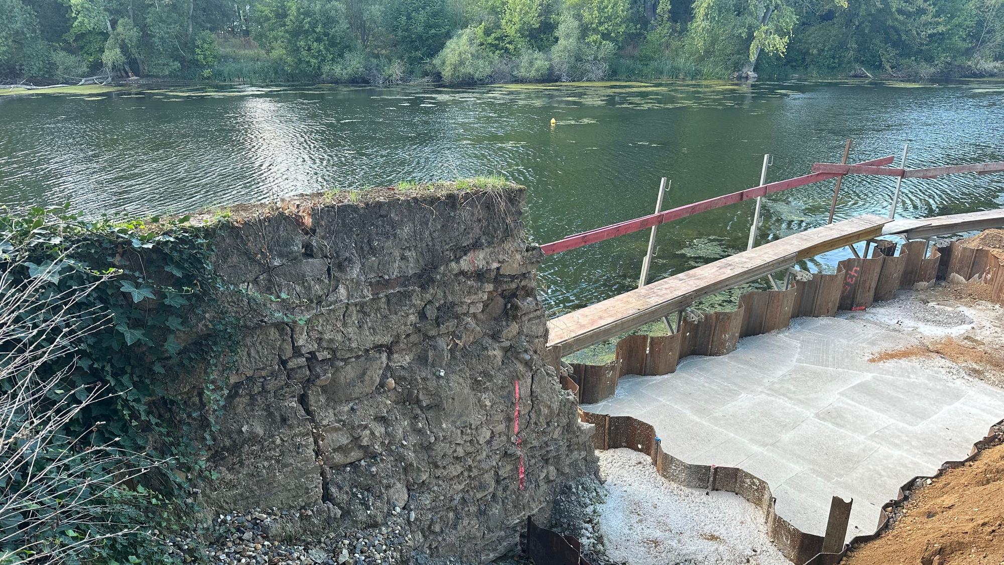 Links sind noch Teile der alten Ufermauer zu erkennen, rechts das Fundament für die neue Mauer am Ufer der Groov.