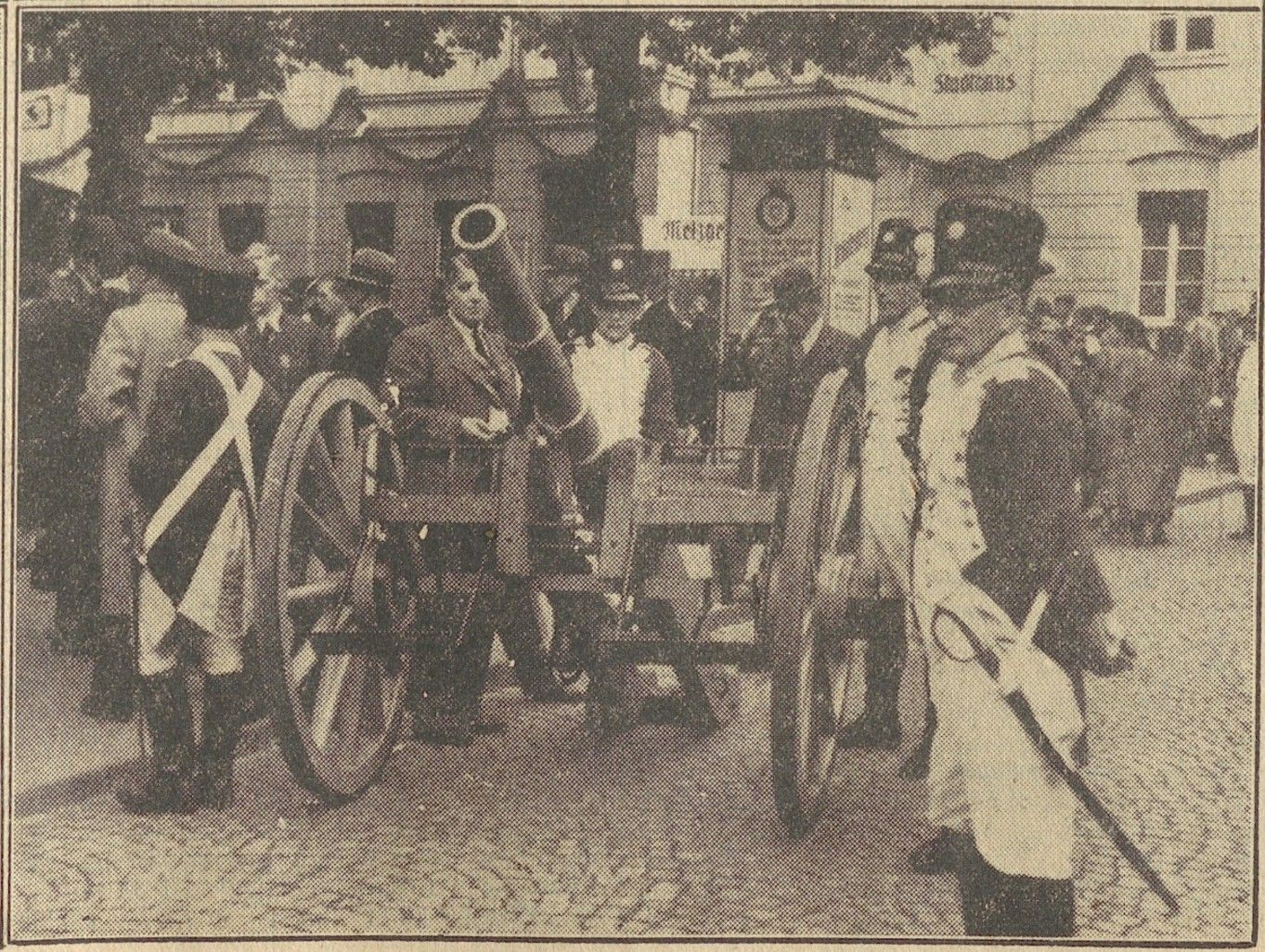 Winzerfest 1937: Rundfunksäule auf dem Königswinterer Marktplatz