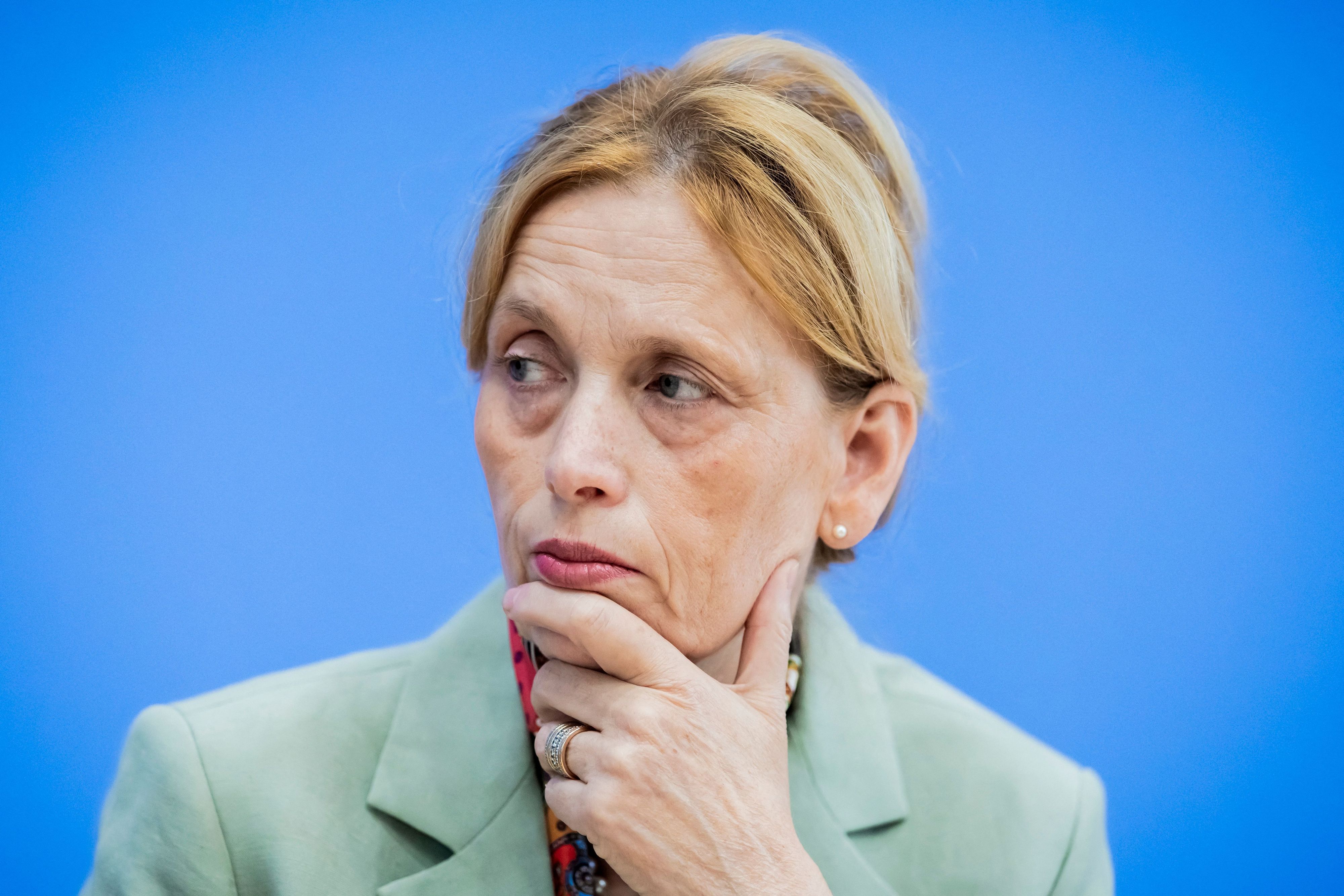 Karin Prien (CDU), Bundesministerin für Bildung, Familie, Senioren, Frauen und Jugend, bei einer Pressekonferenz. (Archivbild)