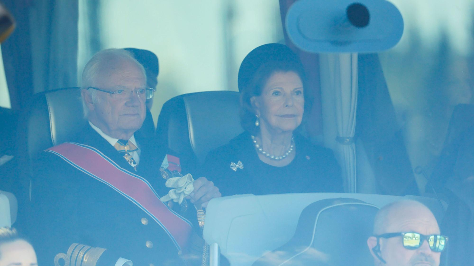 Der schwedische König Carl Gustaf und Königin Silvia sitzen in einem Bus am Flughafen Oslo bei ihrer Ankunft zur Beisetzung von König Harald V.