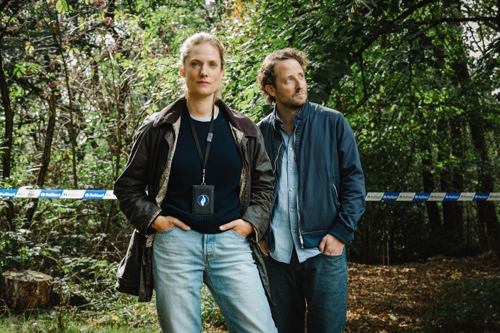 Hauptinspektorin Jackie Baumgärtner (Marie Burchard) und Hauptkommissar Ernst Weber (Bastian Reiber) sind die Hauptrollen in der neusten ZDF-Produktion „Eifeltod“. (Bild: ZDF / Guillaume Van Laethem)