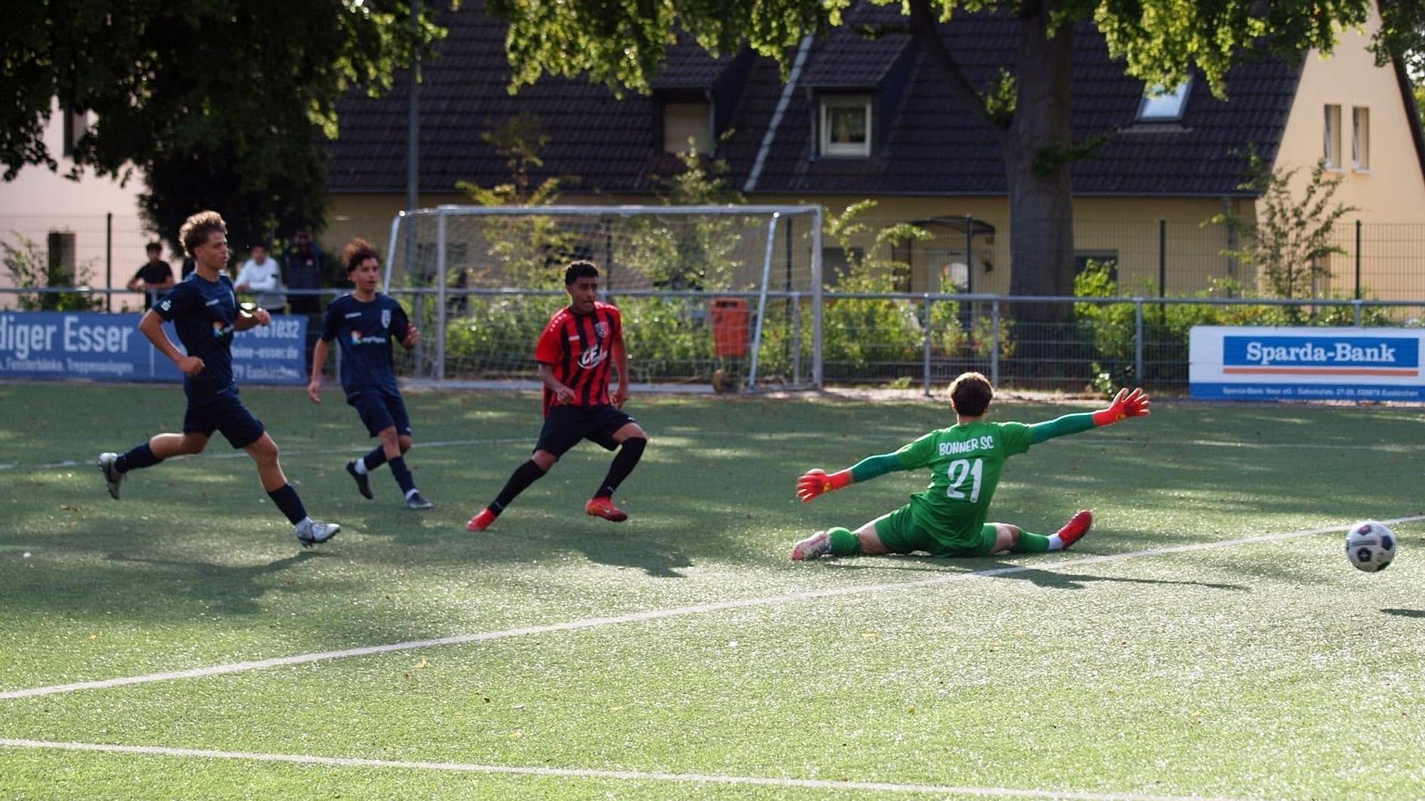 Der Torwart des Bonner SC macht sich breit, der Ball geht dennoch an ihm vorbei.