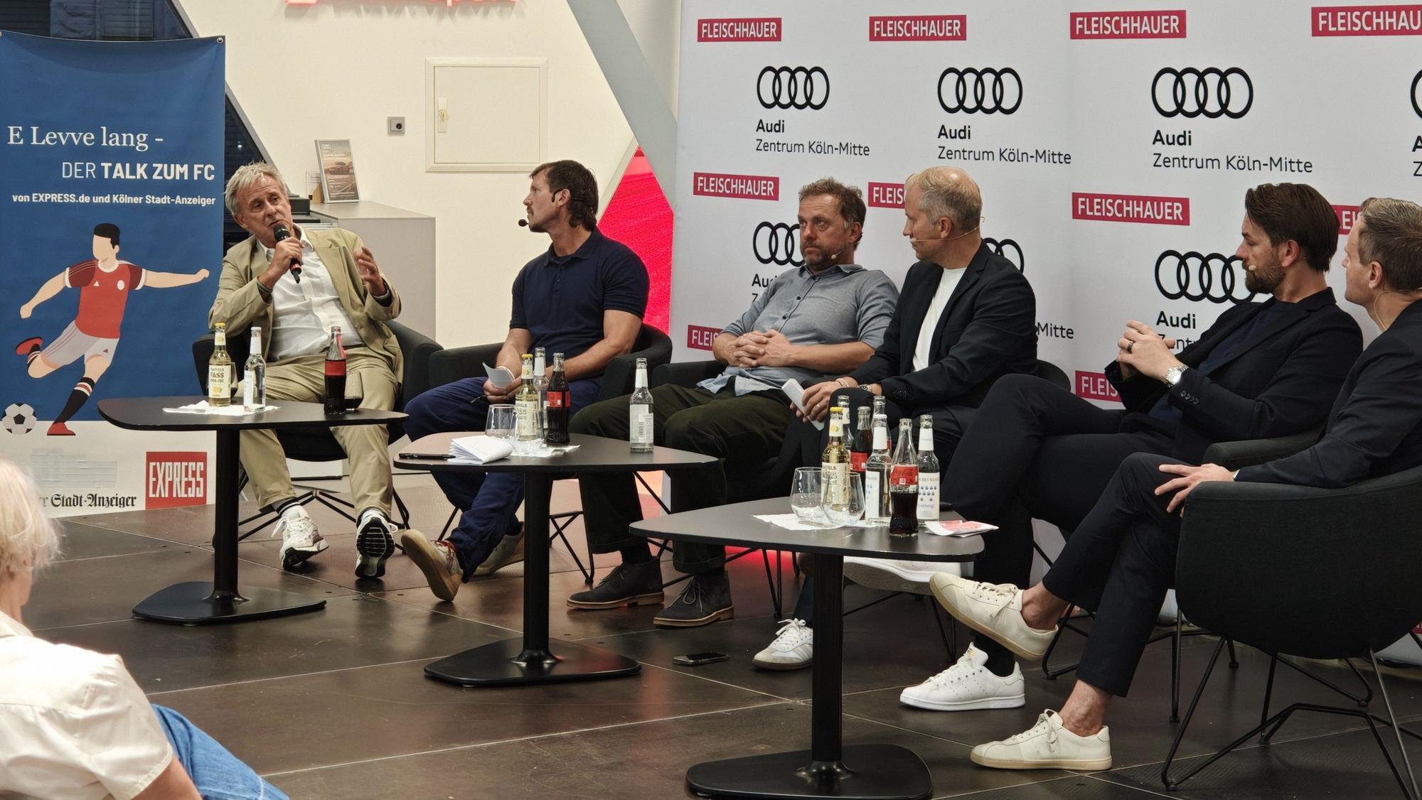 Blick auf die Bühne beim FC-Talk mit Pierre Littbarski, Thomas Kessler und Jörg Jakobs.