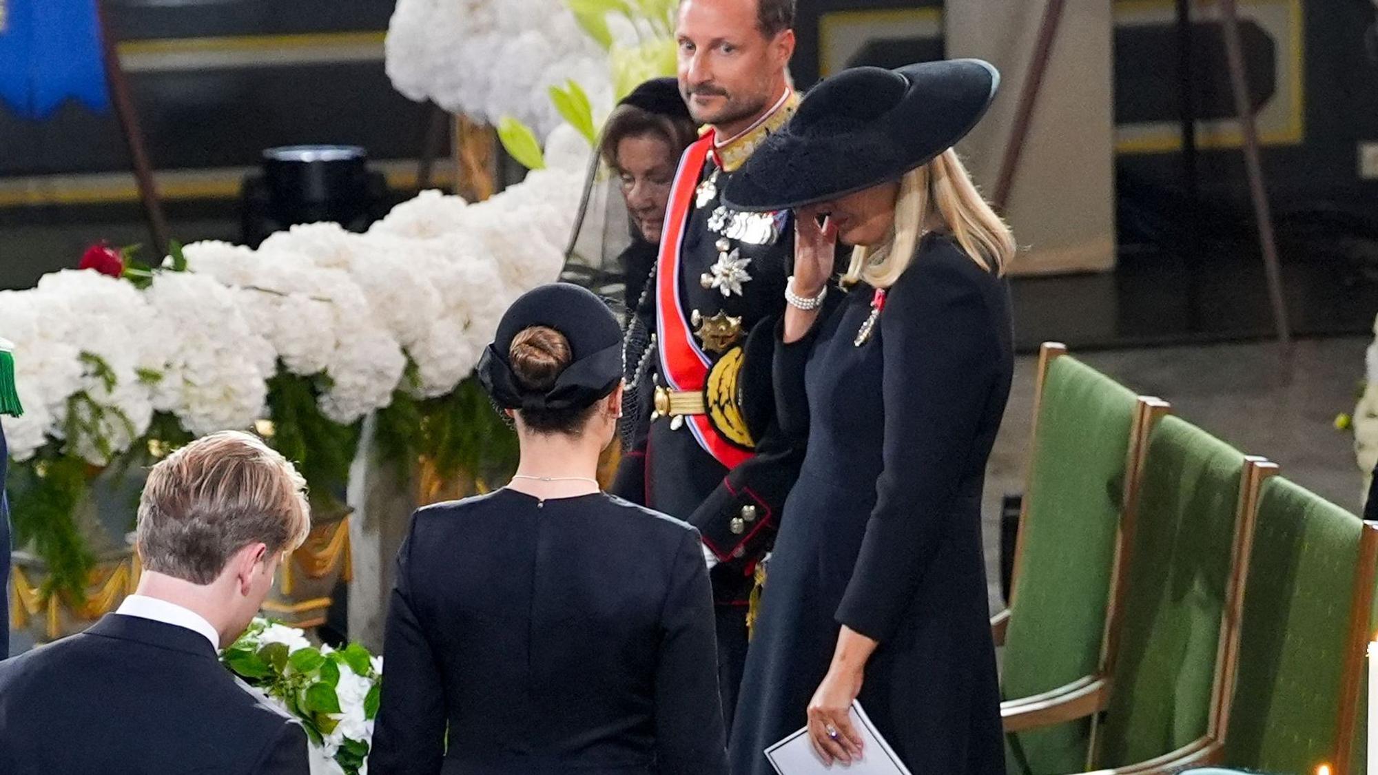 Mette-Marit (M) kämpfte immer wieder mit den Tränen.