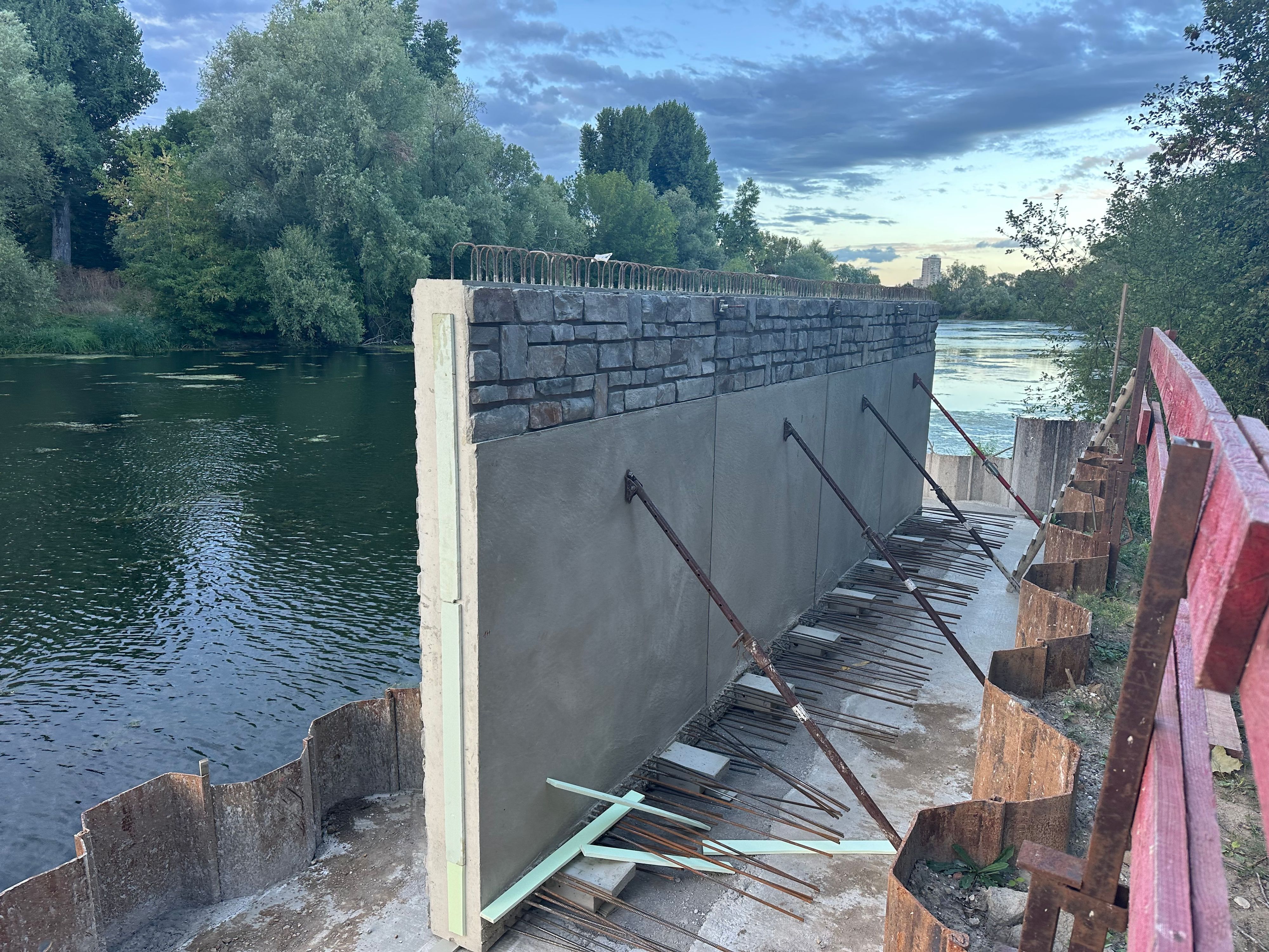 An der Groov in Köln-Zündorf wird die alte, marode Ufermauer ersetzt. Auch Bruthöhlen für den Eisvogel sind dort eingebaut.