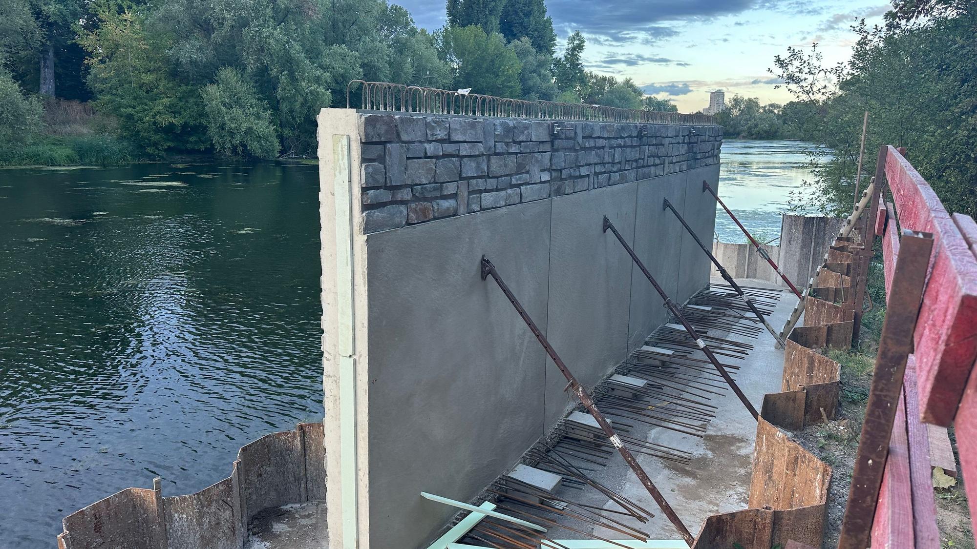 An der Groov in Köln-Zündorf wird die alte, marode Ufermauer ersetzt. Auch Bruthöhlen für den Eisvogel sind dort eingebaut.