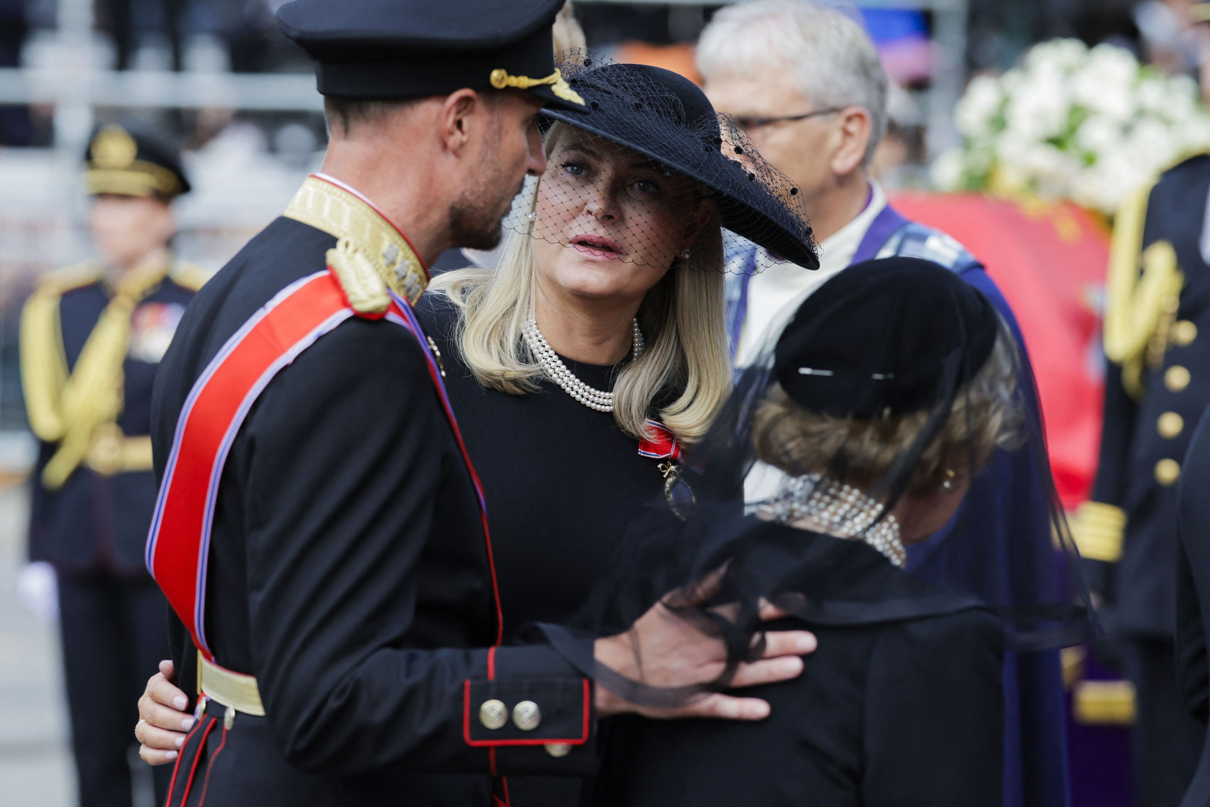 König Haakon VIII., Königin Mette-Marit und Königin Sonja von Norwegen treffen zur Trauerfeier für König Harald V. in der Kathedrale von Oslo ein.