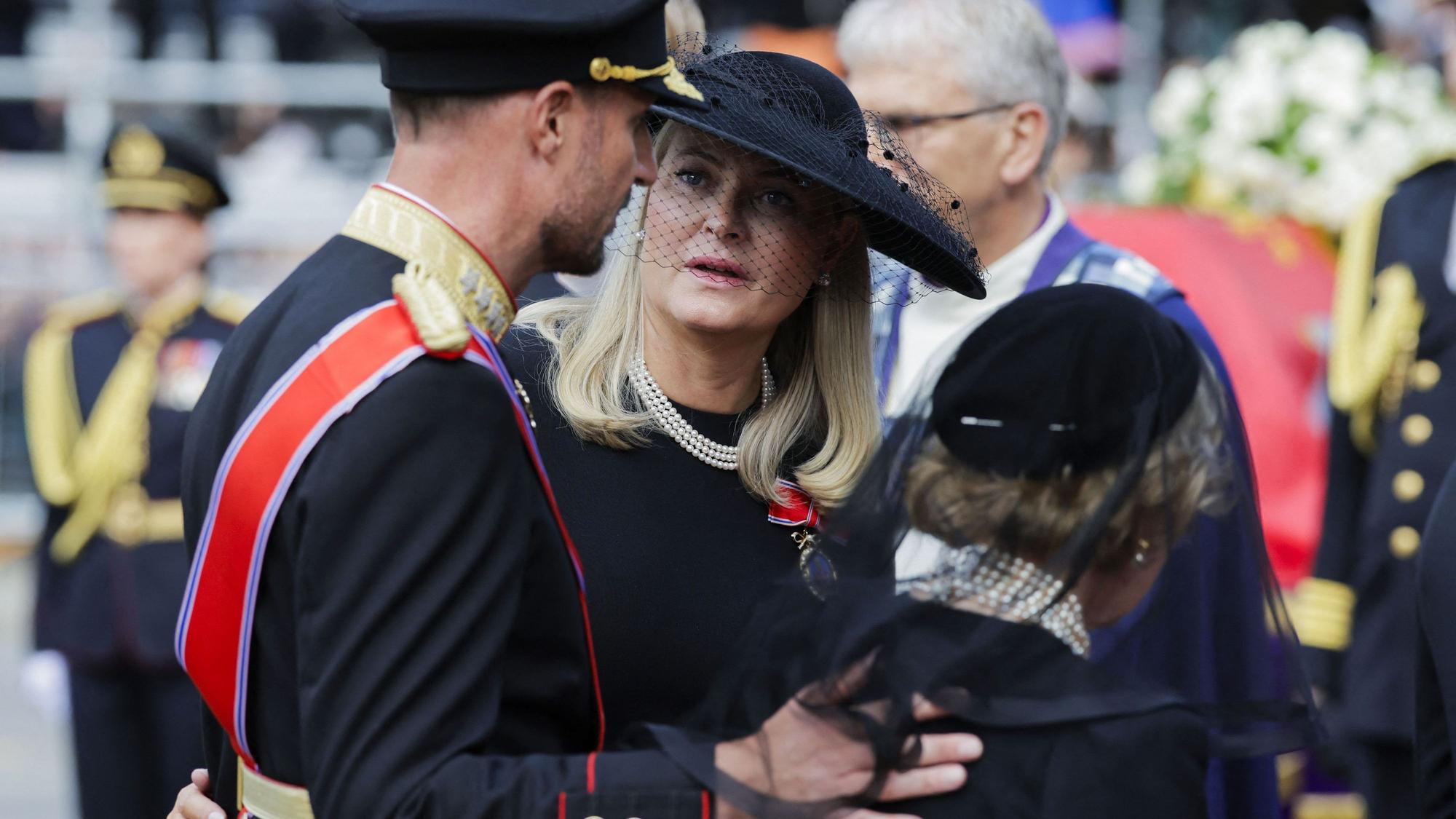 König Haakon VIII., Königin Mette-Marit und Königin Sonja von Norwegen treffen zur Trauerfeier für König Harald V. in der Kathedrale von Oslo ein.