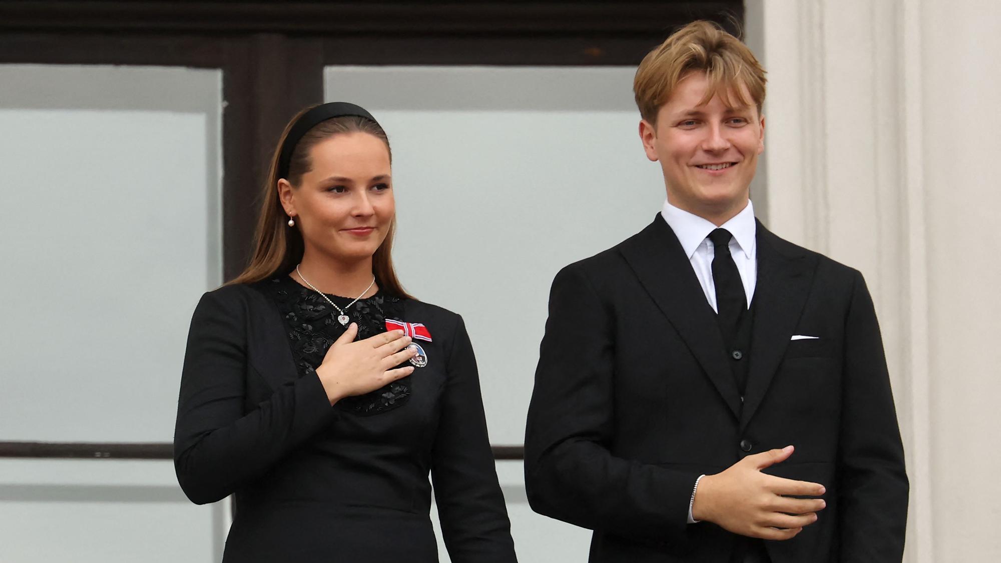 Kronprinzessin Ingrid Alexandra und Prinz Sverre Magnus zeigen sich nach dem Abschied von König Harald auf dem Balkon des Osloer Schlosses und grüßen die Menschen.
