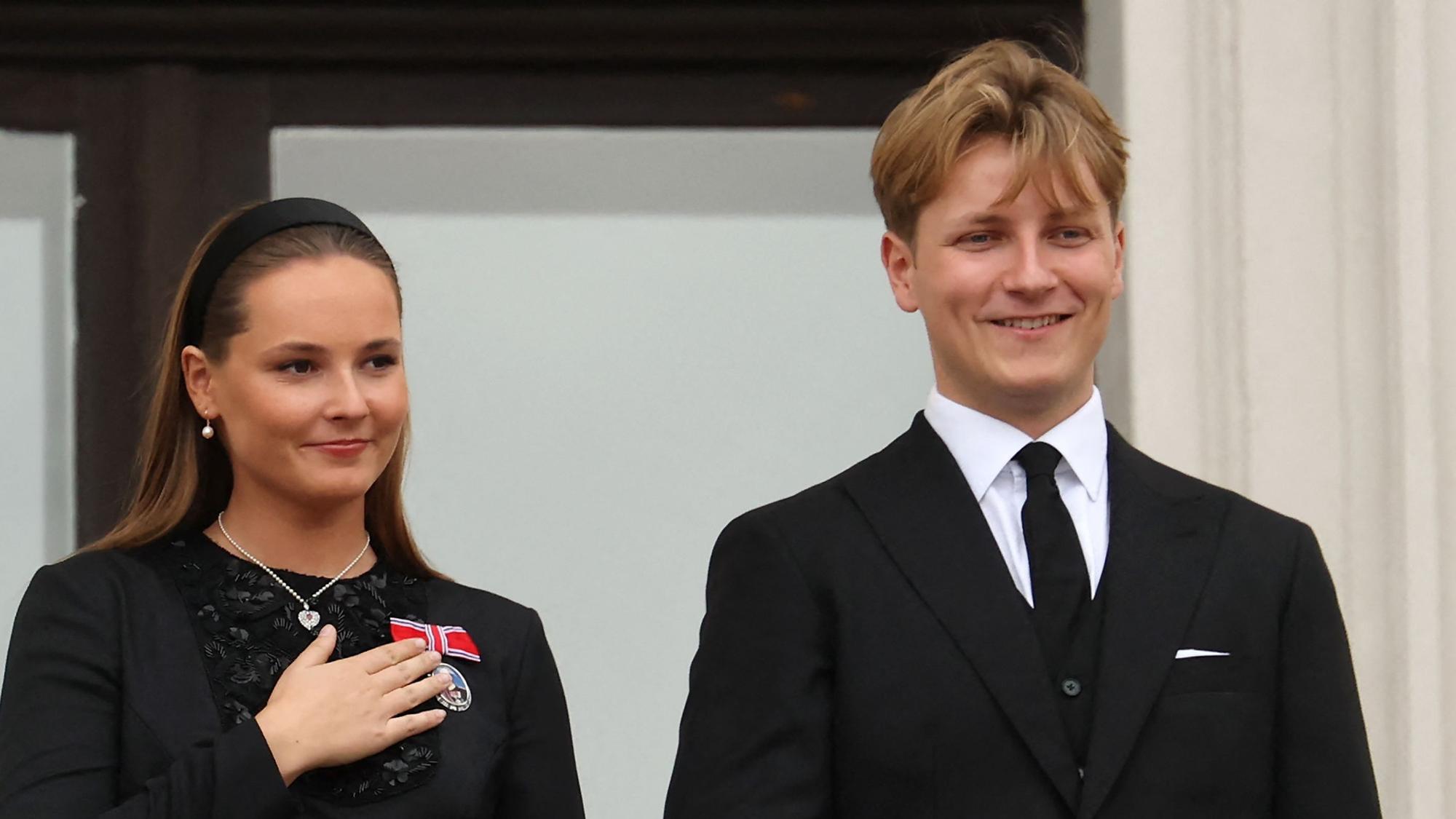 Kronprinzessin Ingrid Alexandra und Prinz Sverre Magnus stehen nebeneinander und lächeln.