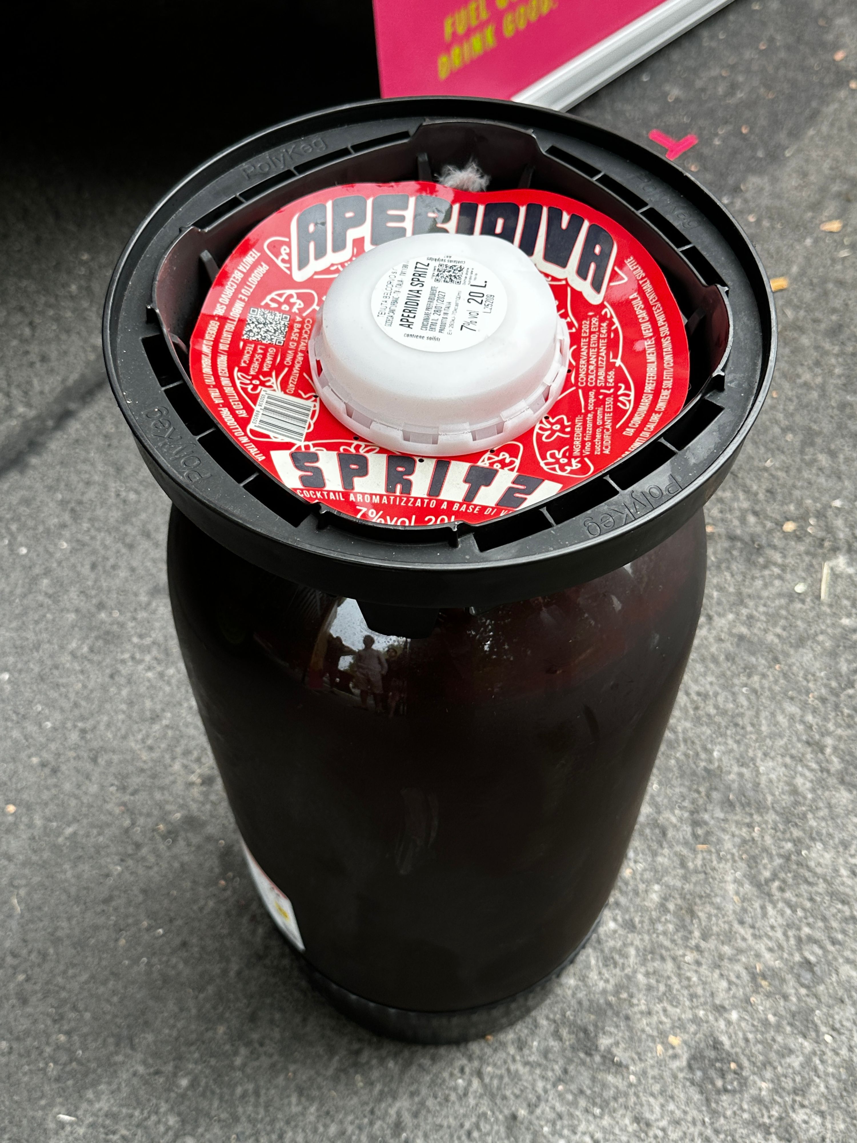 Ein großes dunkles Fass trägt die Aufschrift „Aperidiva Spritz“.