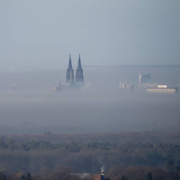 Der Dom und andere hohe Häuser ragen aus dem Nebel über Köln. (Archivbild)