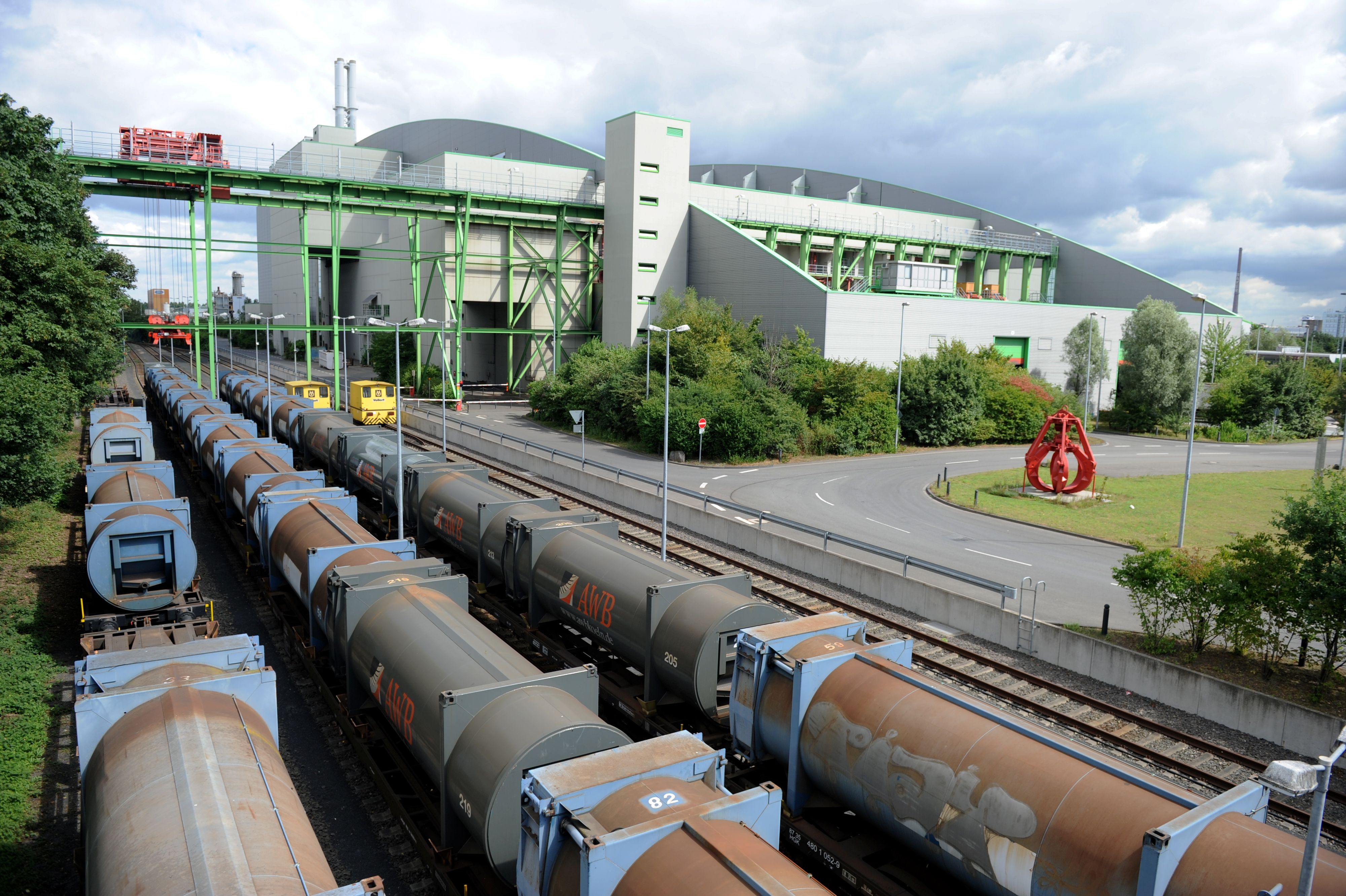 Die Müllverbrennungsanlage in Niehl liefert Strom für die ersten drei E-Lkw der AVG.