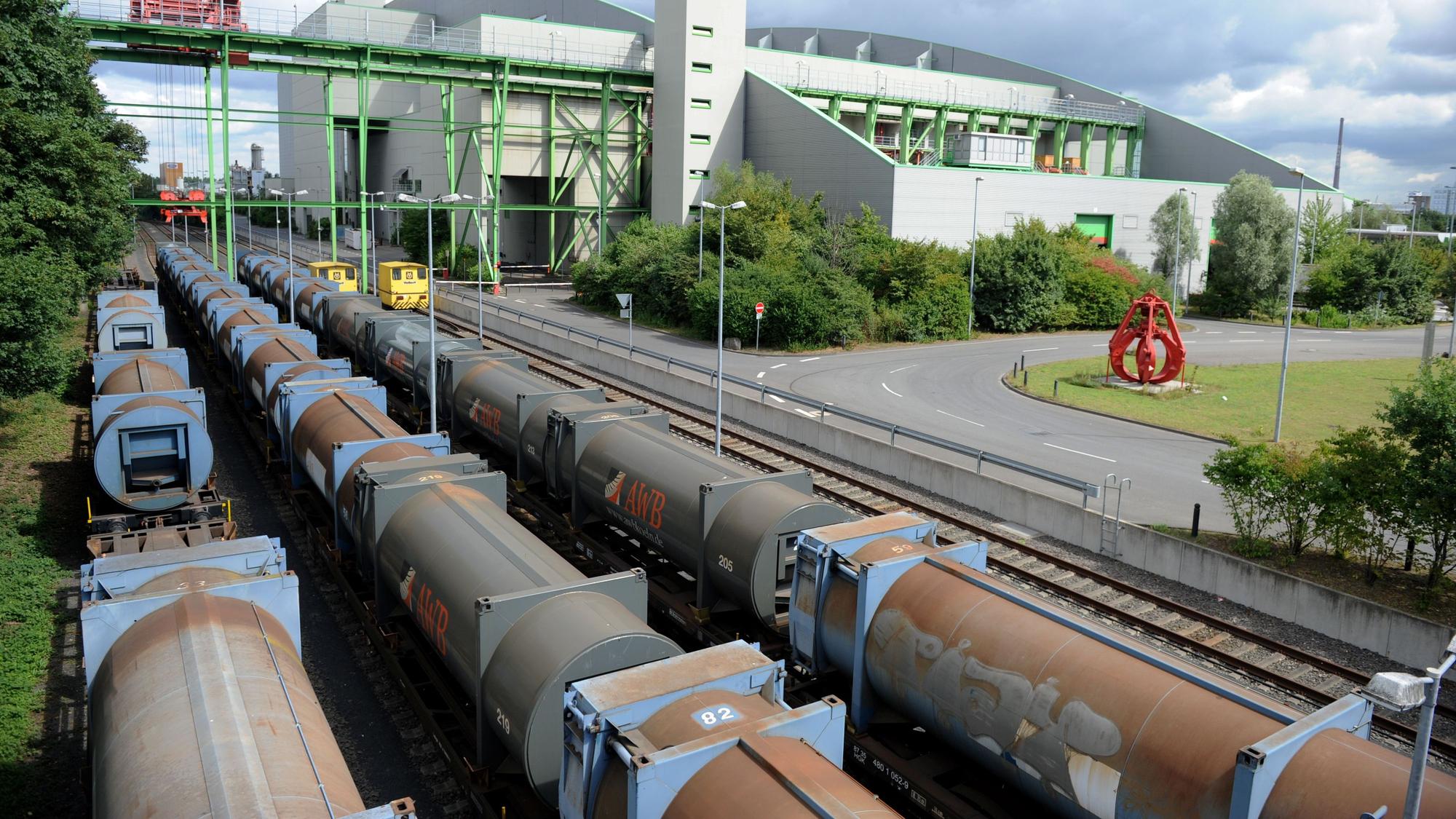 Die Müllverbrennungsanlage in Niehl liefert Strom für die ersten drei E-Lkw der AVG.