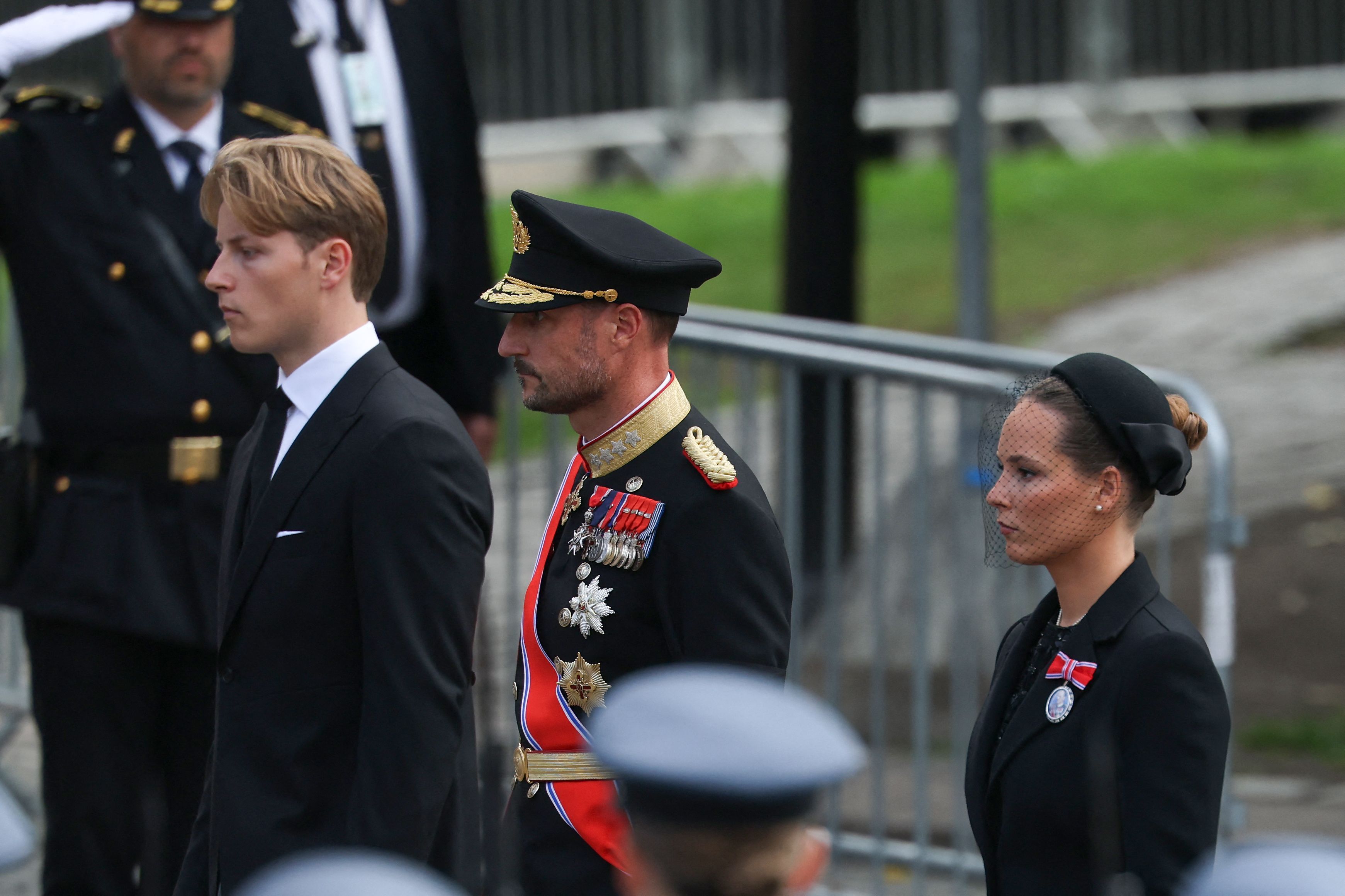 Prinz Sverre Magnus, König Haakon VIII. und Kronprinzessin Ingrid Alexandra von Norwegen treffen vor der Kathedrale in Oslo zur Trauerfeier für König Harald V. ein.