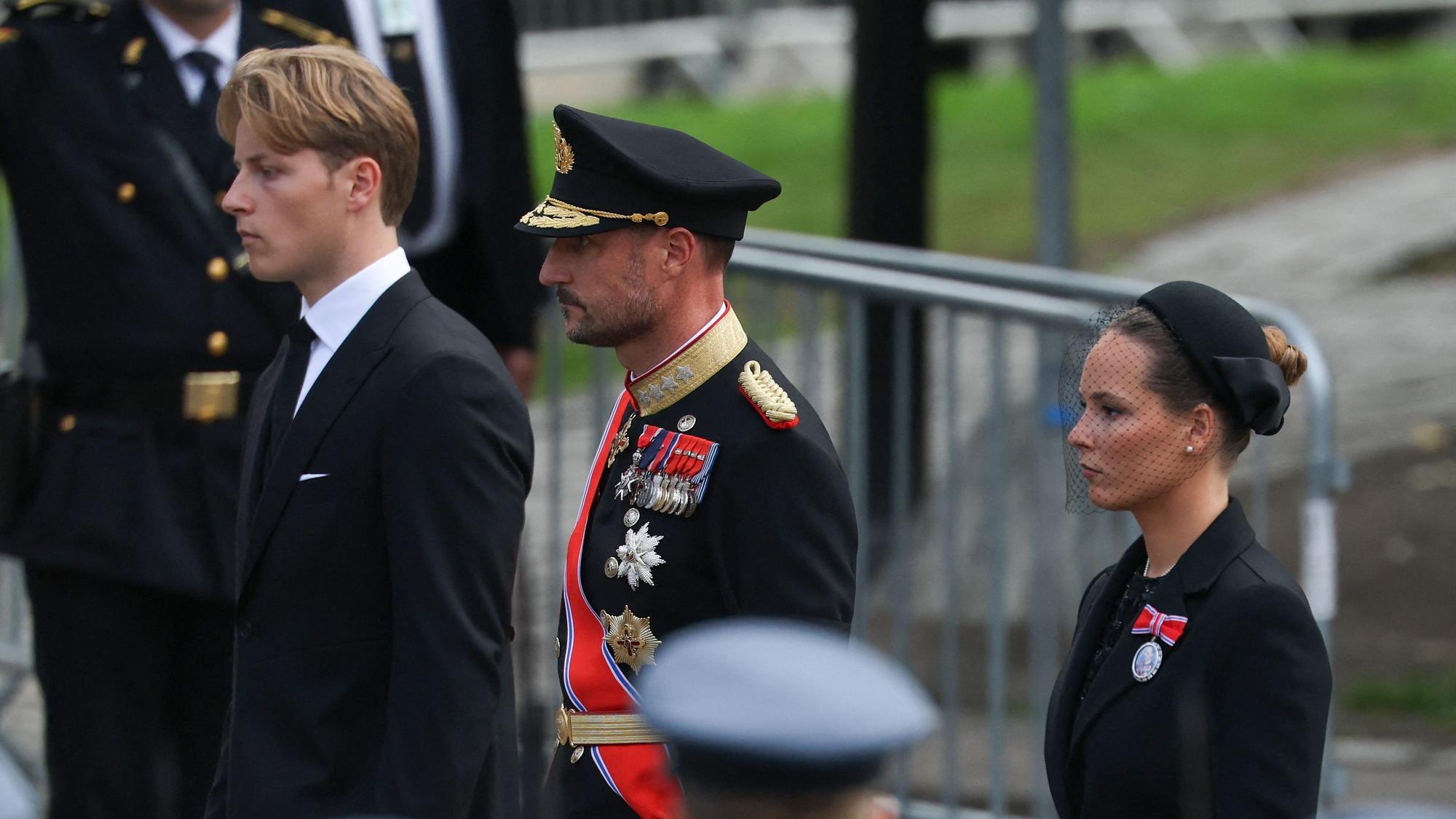 Prinz Sverre Magnus, König Haakon VIII. und Kronprinzessin Ingrid Alexandra von Norwegen treffen vor der Kathedrale in Oslo zur Trauerfeier für König Harald V. ein.
