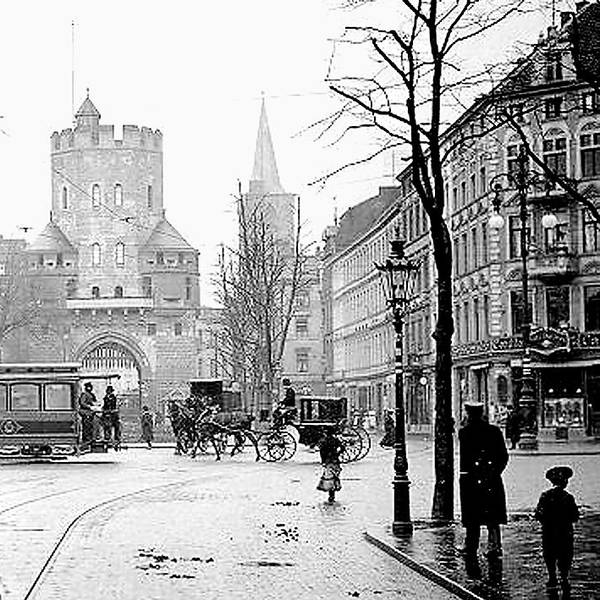 Straßenbahnen und Kutschen vor mehr als 100 Jahren auf dem Chlodwigplatz