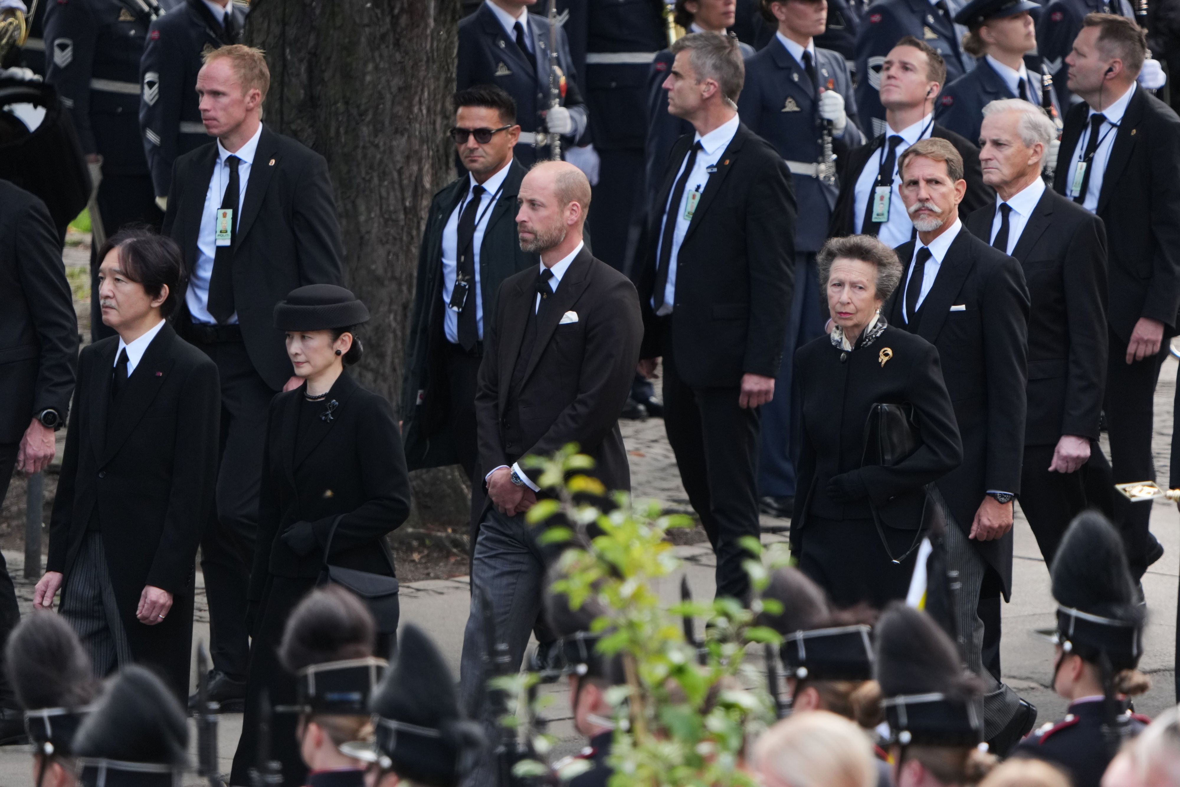 Japans Kronprinz Akishino (l-r) und Kronprinzessin Kiko, Großbritanniens Prinz William und Großbritanniens Prinzessin Anne folgen dem Trauerzug anlässlich der Beisetzung des norwegischen Königs Harald V., als sie an der Osler Domkirche eintreffen.