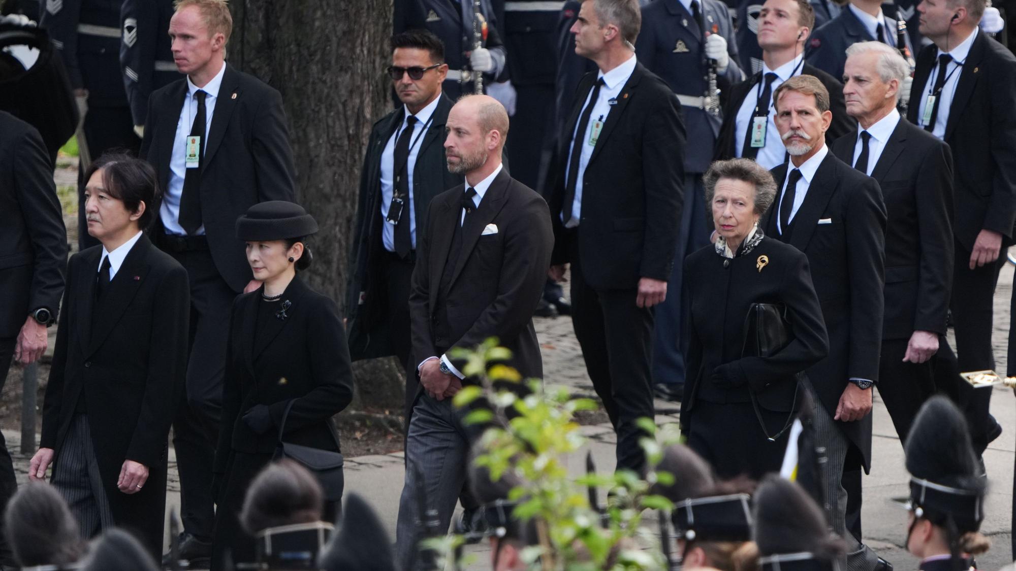 Japans Kronprinz Akishino (l-r) und Kronprinzessin Kiko, Großbritanniens Prinz William und Großbritanniens Prinzessin Anne folgen dem Trauerzug anlässlich der Beisetzung des norwegischen Königs Harald V., als sie an der Osler Domkirche eintreffen.