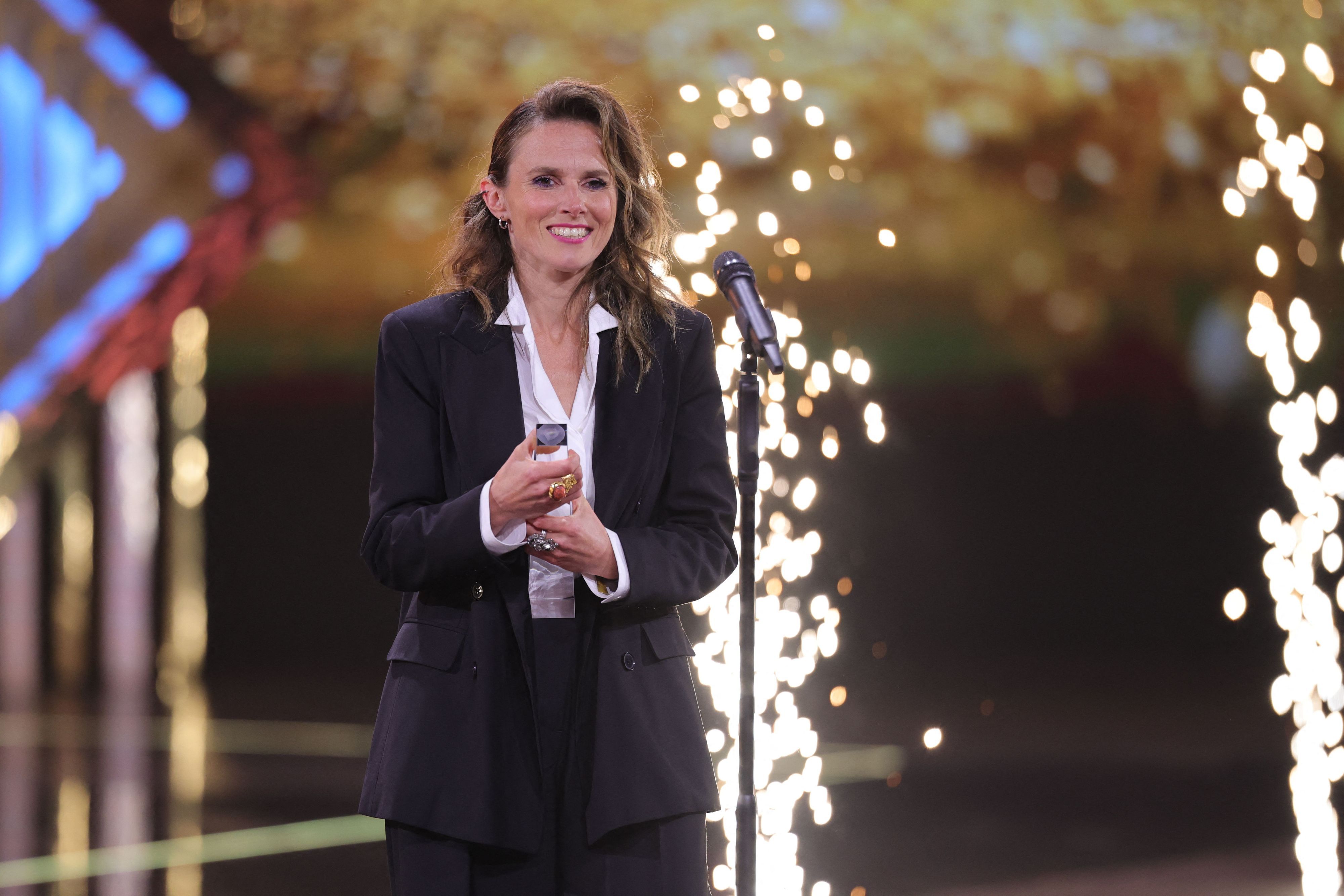 Karin Hanczewski freut sich bei der Verleihung des Deutschen Fernsehpreises im Confex über die Auszeichnung.
