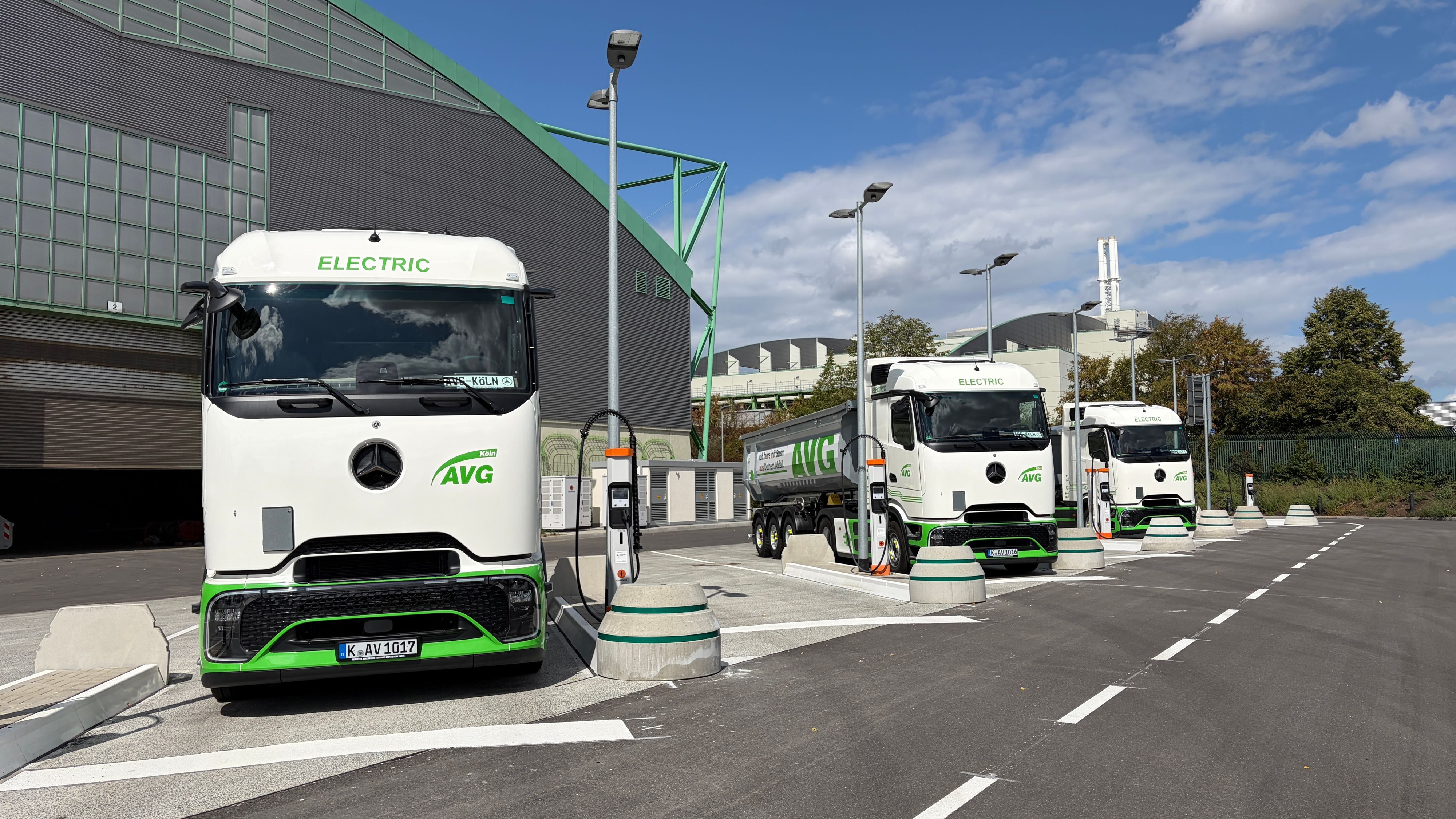 Die neuen Elektro-Lkw der AVG Köln im Schnellladepark an der Geestemünder Straße in Niehl.