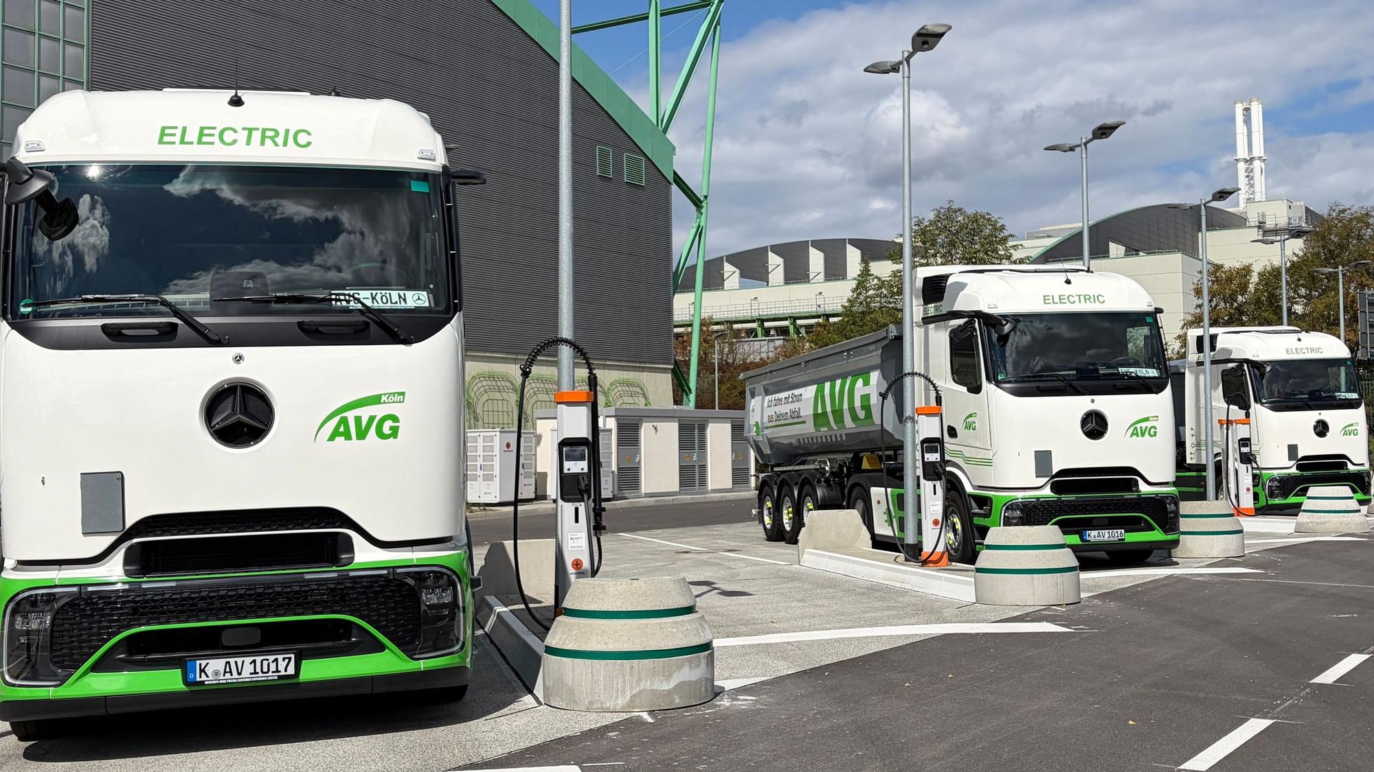 Die neuen Elektro-Lkw der AVG Köln im Schnellladepark an der Geestemünder Straße in Niehl.
