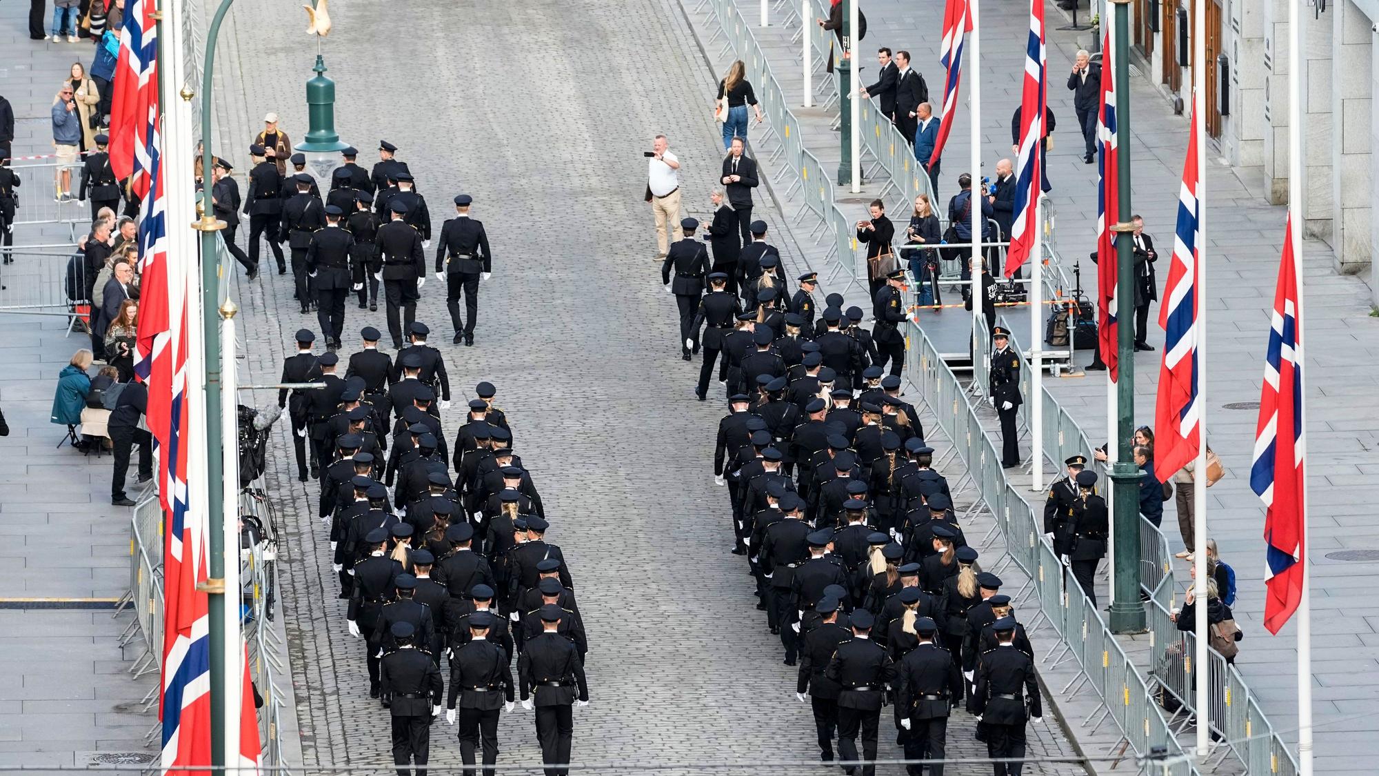 Polizeikräfte marschieren in der Karl-Johans-Gasse, bevor dort der Sarg des verstorbenen König Harald V. vom Palast zur Osloer Kathedrale getragen wird.