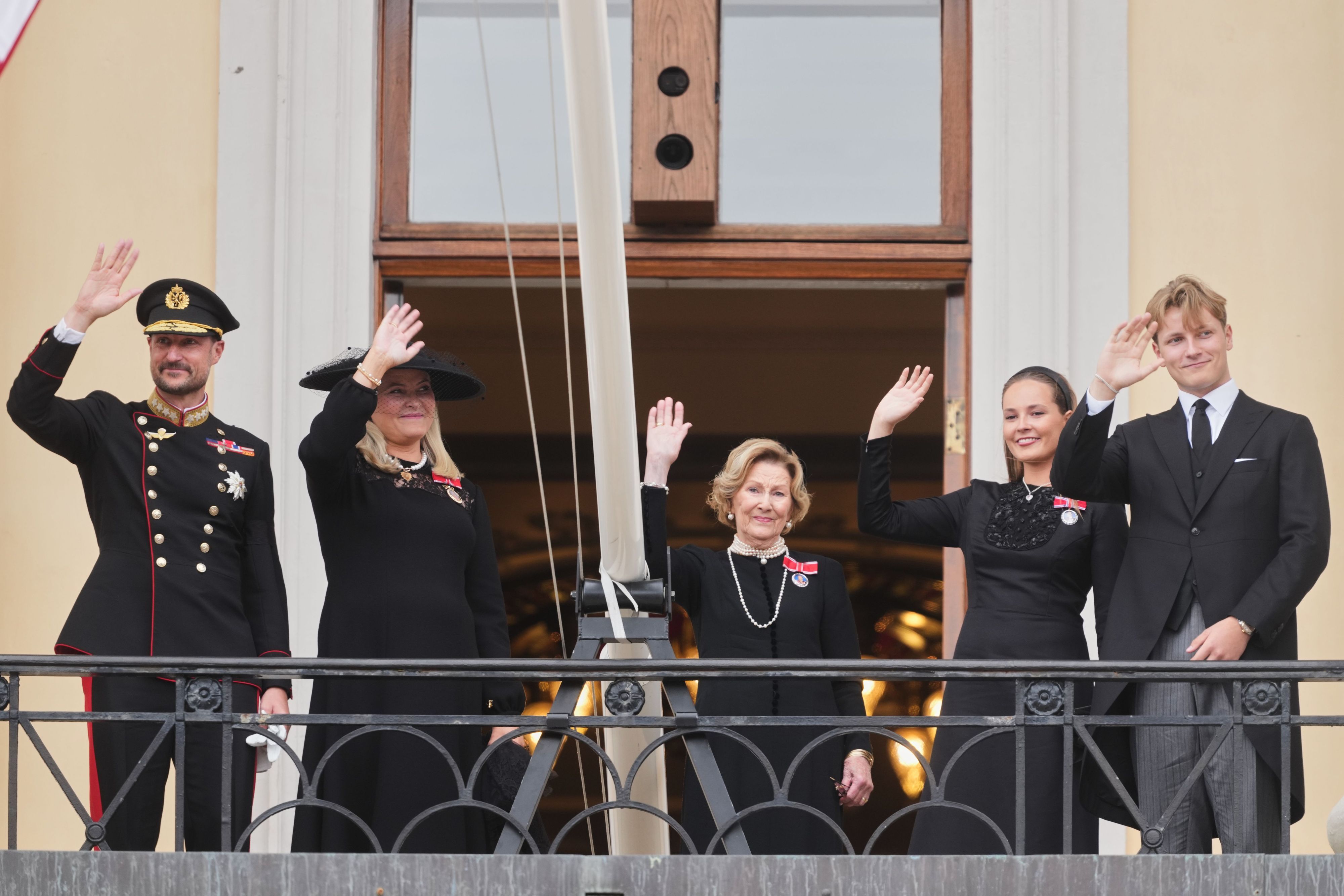 Norwegens König Haakon VIII. (l-r), Königin Mette-Marit, Königin Sonja, Kronprinzessin Ingrid Alexandra und Prinz Sverre Magnus winken vom Balkon des Königspalasts aus, nachdem der Trauerzug und die Trauerfeier für Norwegens König Harald V. stattgefunden haben.
