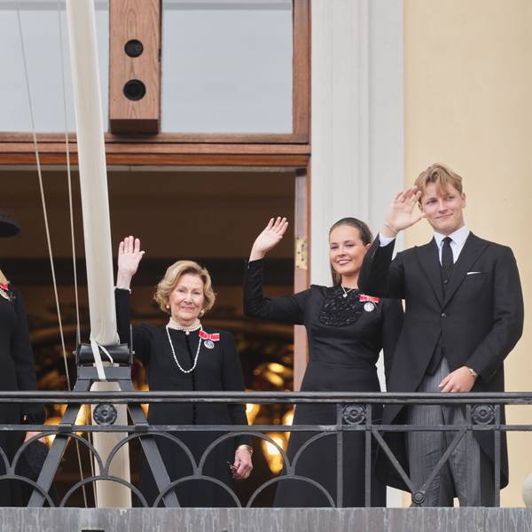 Norwegens König Haakon VIII. (l-r), Königin Mette-Marit, Königin Sonja, Kronprinzessin Ingrid Alexandra und Prinz Sverre Magnus winken vom Balkon des Königspalasts aus, nachdem der Trauerzug und die Trauerfeier für Norwegens König Harald V. stattgefunden haben.