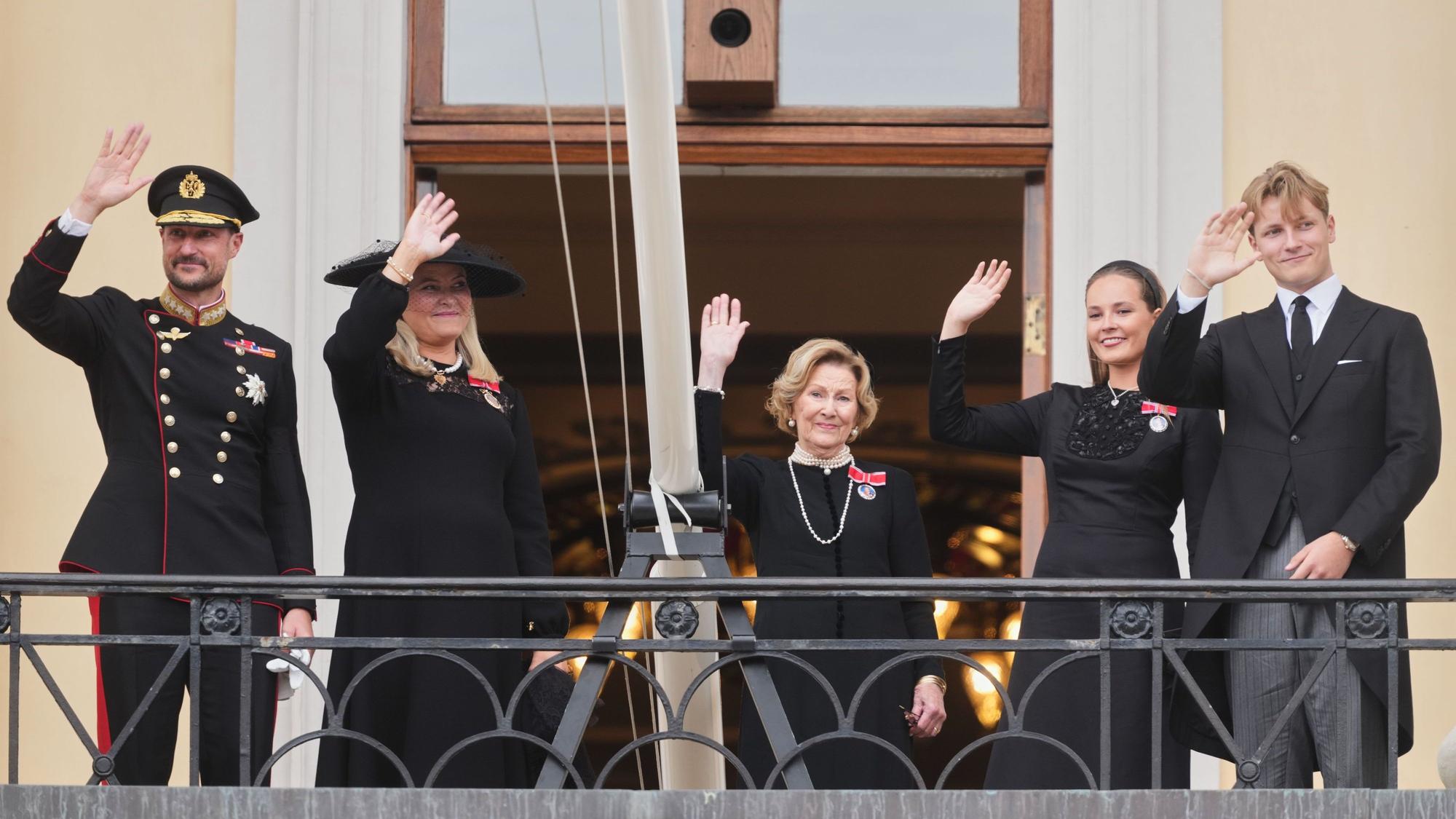 Norwegens König Haakon VIII. (l-r), Königin Mette-Marit, Königin Sonja, Kronprinzessin Ingrid Alexandra und Prinz Sverre Magnus winken vom Balkon des Königspalasts aus, nachdem der Trauerzug und die Trauerfeier für Norwegens König Harald V. stattgefunden haben.