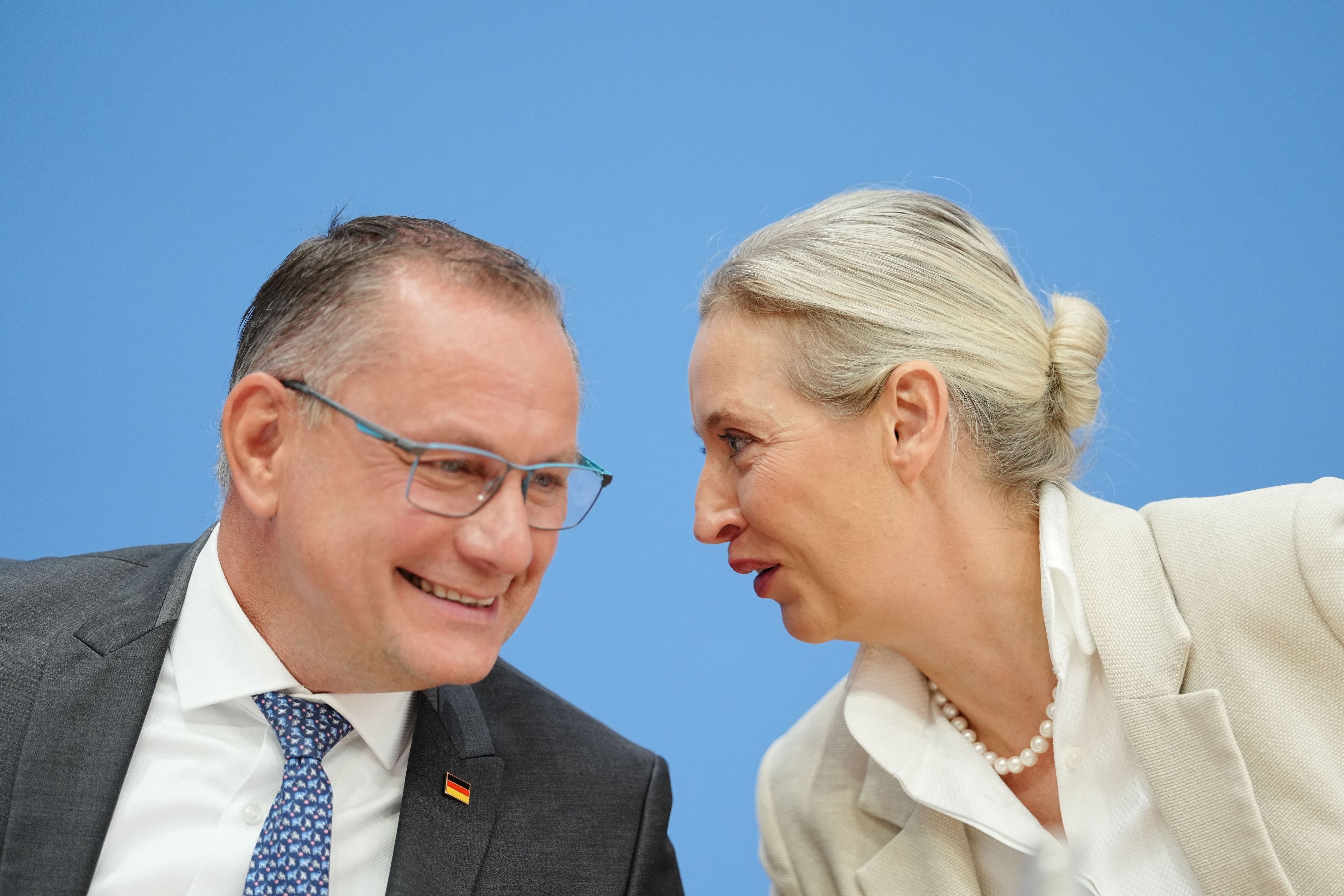 Die AfD-Chefs Alice Weidel und Tino Chrupalla bei einer Pressekonferenz. Nach dem Erfolg der AfD in Sachsen-Anhalt werden auch in Köln Warnungen vor der in Teilen gesichert rechtsextremen Partei laut. (Archivbild)