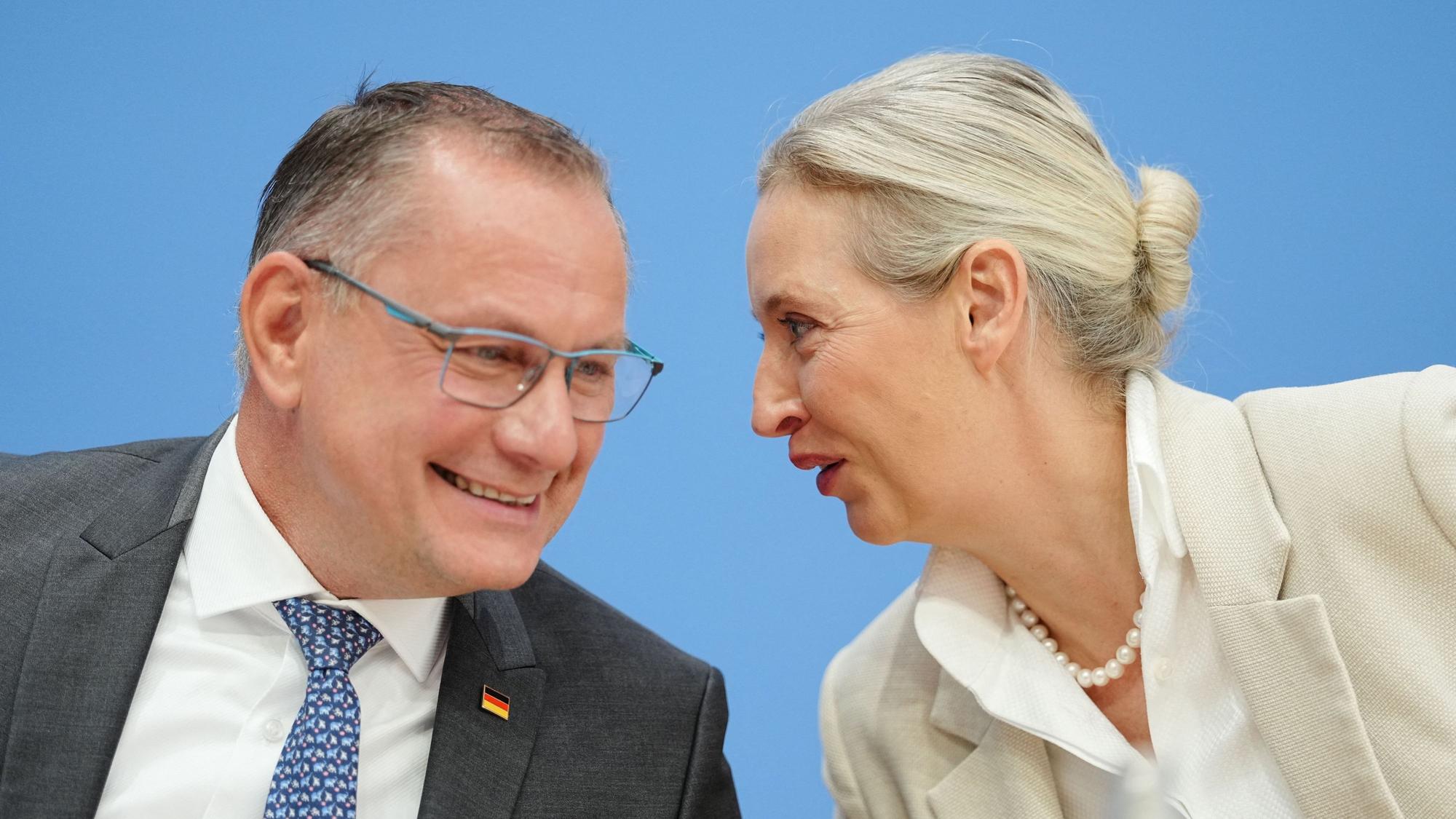 Die AfD-Chefs Alice Weidel und Tino Chrupalla bei einer Pressekonferenz. Nach dem Erfolg der AfD in Sachsen-Anhalt werden auch in Köln Warnungen vor der in Teilen gesichert rechtsextremen Partei laut. (Archivbild)