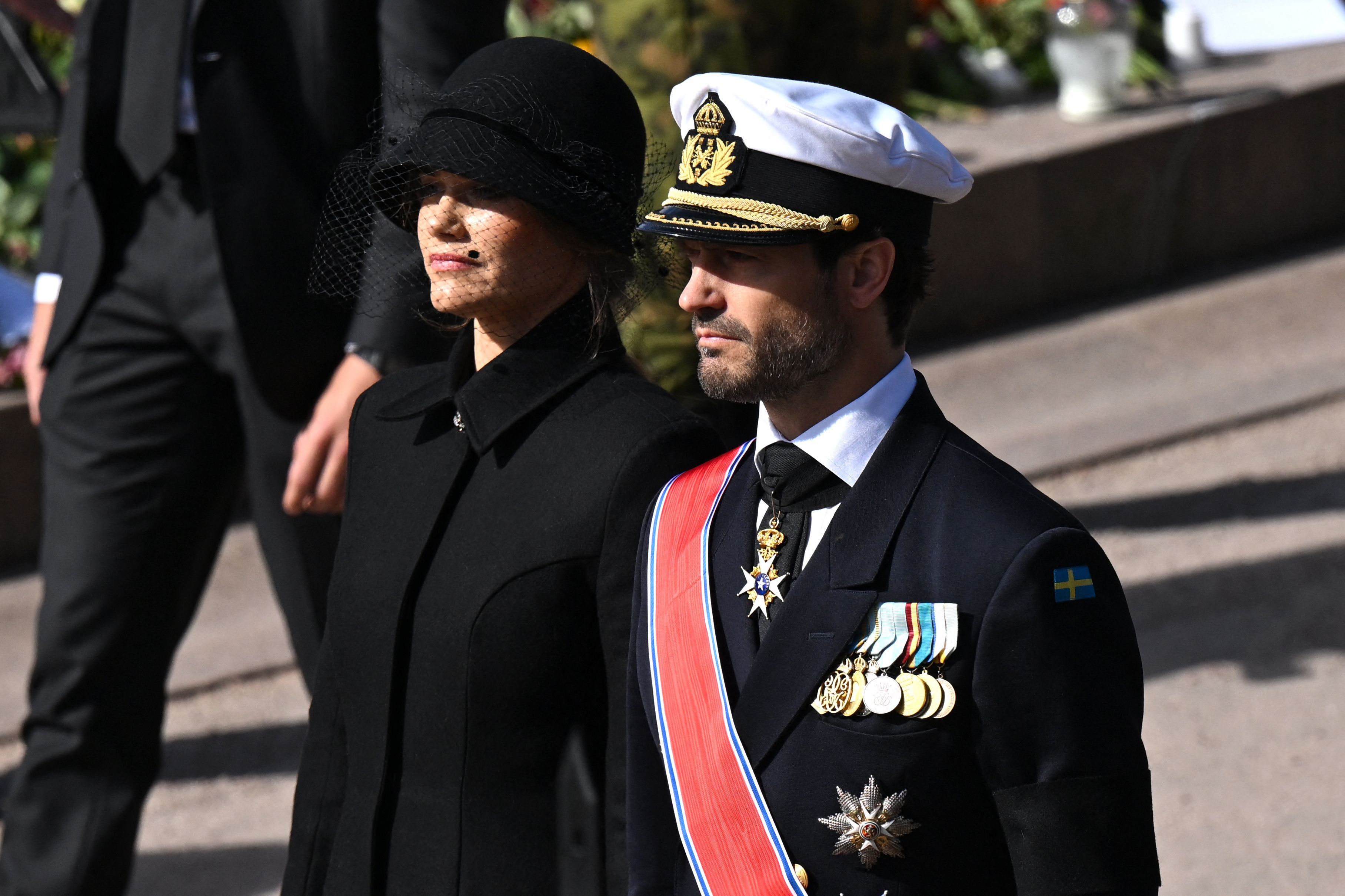 Trauermarsch durch Oslo: Prinz Carl Philip und Prinzessin Sofia geleiten den Sarg von König Harald V. vom Schloss zur Kathedrale.