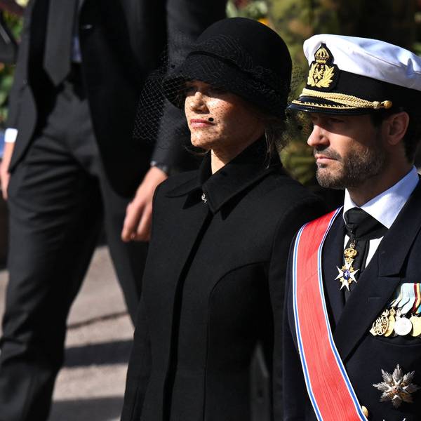 Trauermarsch durch Oslo: Prinz Carl Philip und Prinzessin Sofia geleiten den Sarg von König Harald V. vom Schloss zur Kathedrale.