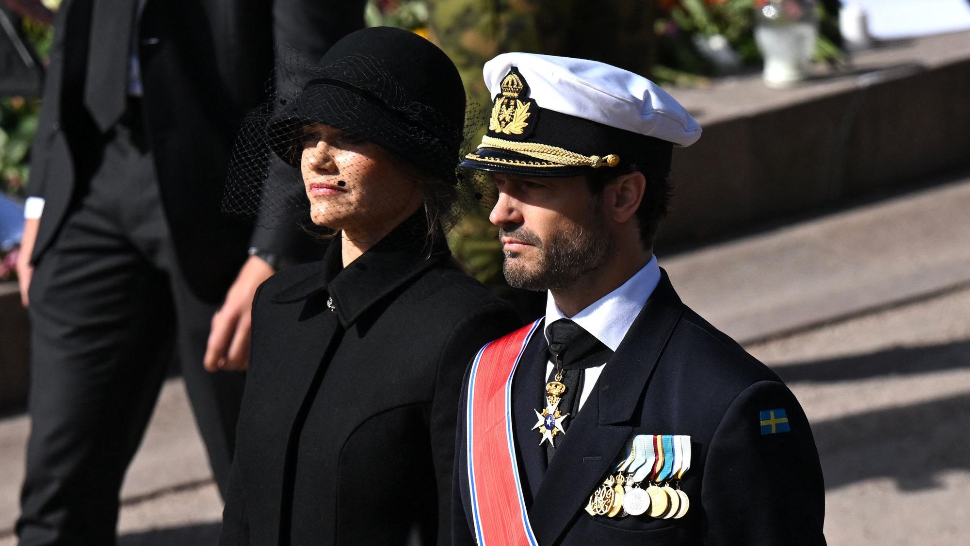 Trauermarsch durch Oslo: Prinz Carl Philip und Prinzessin Sofia geleiten den Sarg von König Harald V. vom Schloss zur Kathedrale.