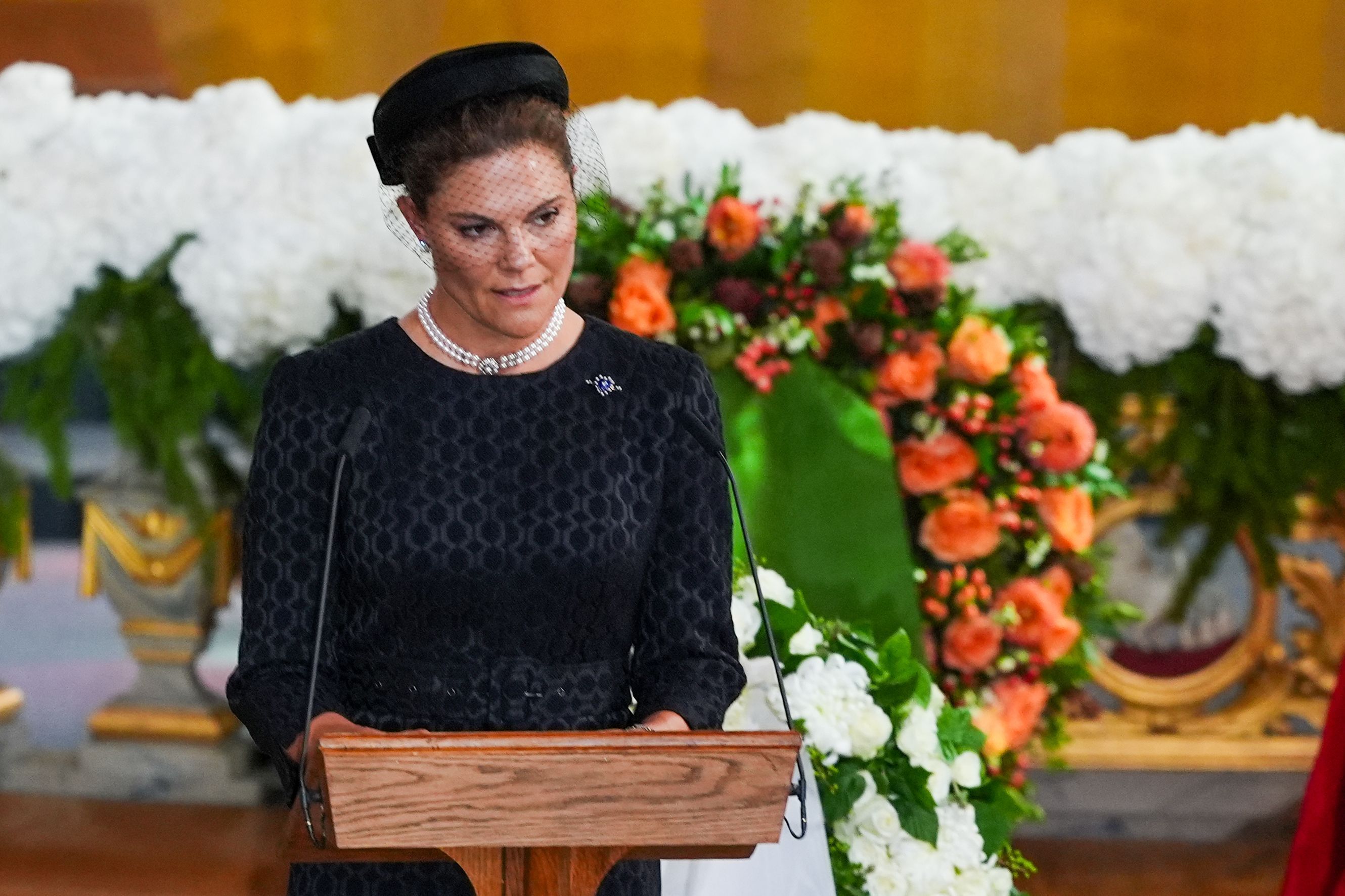 Kronprinzessin Victoria von Schweden spricht während der Trauerfeier für König Harald V. ein Gebet.