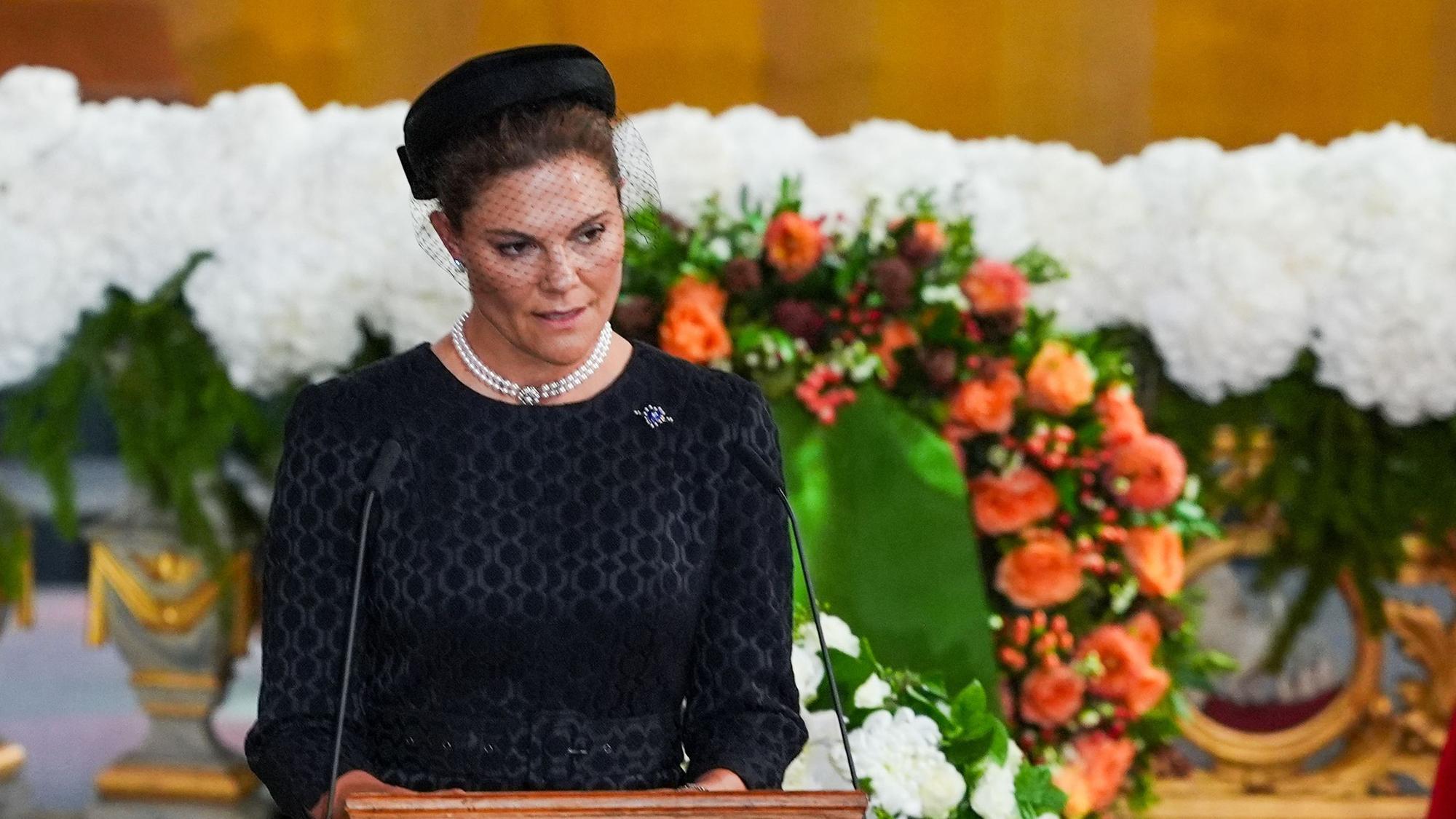 Die schwedische Kronprinzessin Victoria spricht während der Trauerfeier für König Harald V. in der Kathedrale von Oslo ein Gebet.