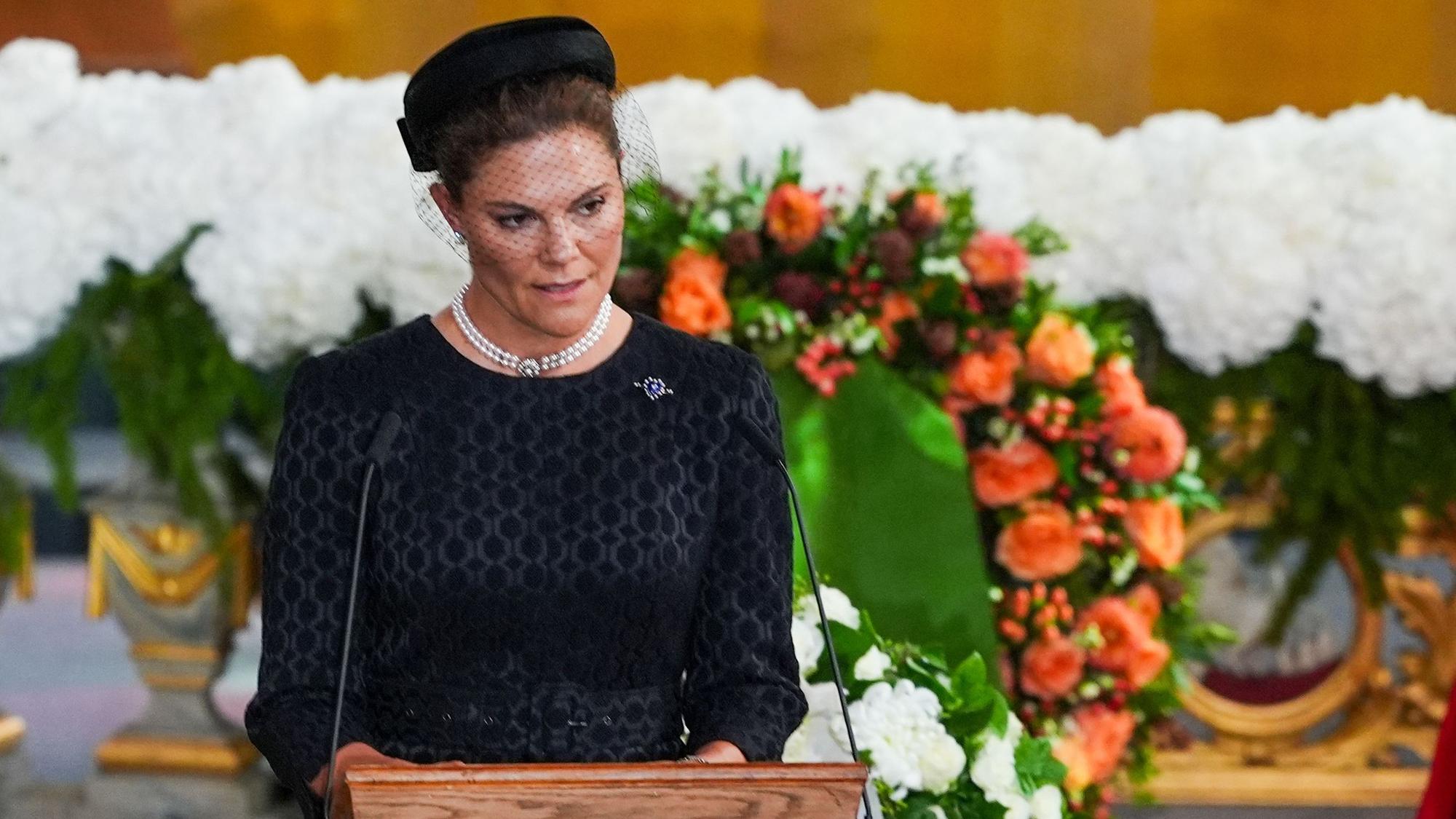 Kronprinzessin Victoria von Schweden spricht während der Trauerfeier für König Harald V. ein Gebet.