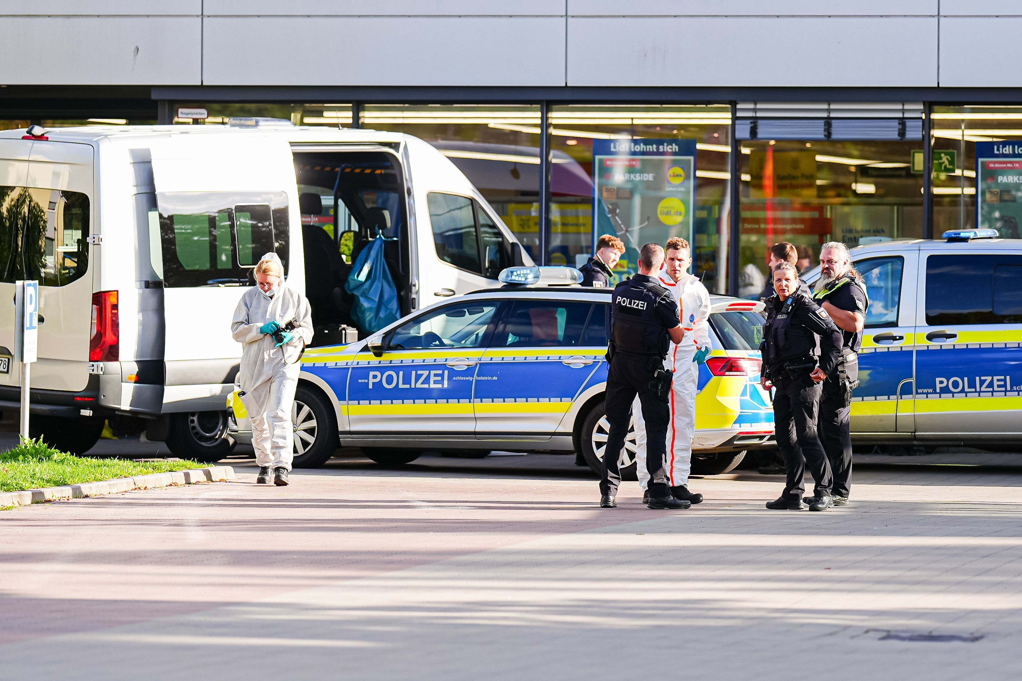 Die Polizei ist vor einem Supermarkt in Ratzeburg im Einsatz.