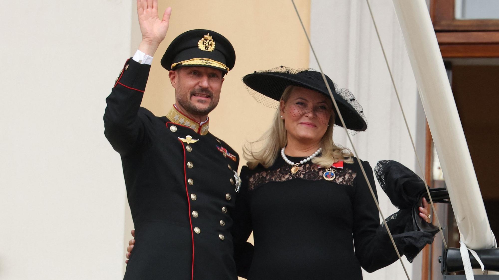 Trotz der Tränen lächeln König Haakon VIII. und Königin Mette-Marit auf dem Balkon des Osloer Schlosses den applaudierenden Menschen zu.