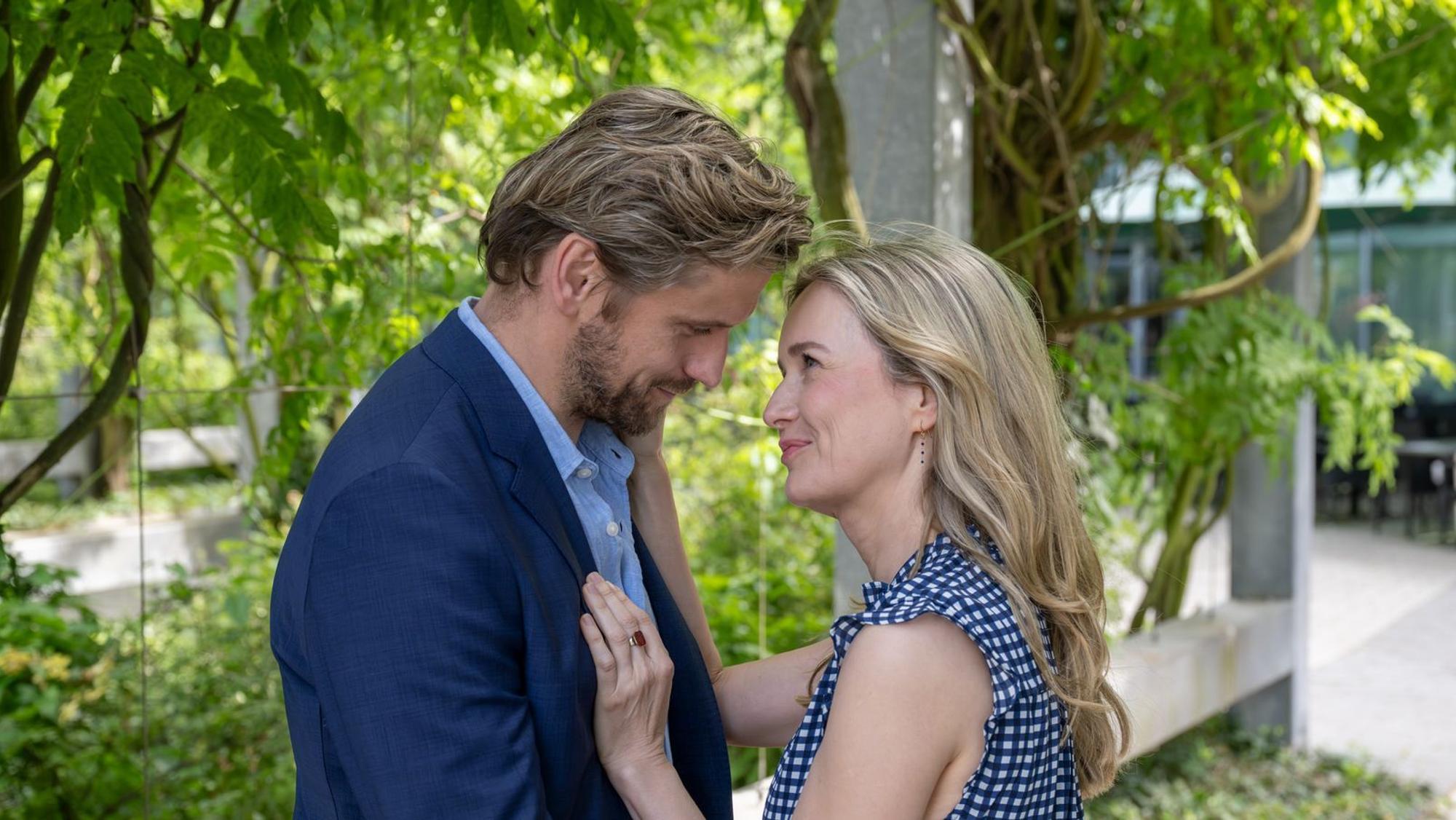 Nachdem er schon länger um Miriam (Stefanie Stappenbeck) geworben hat, lässt sie sich auf einen Flirt mit ihrem Kunden Alexander Prinz (Steve Windolf) ein. Aber hat diese Beziehung eine Zukunft? (Bild: ZDF/Marc Meyerbröker)