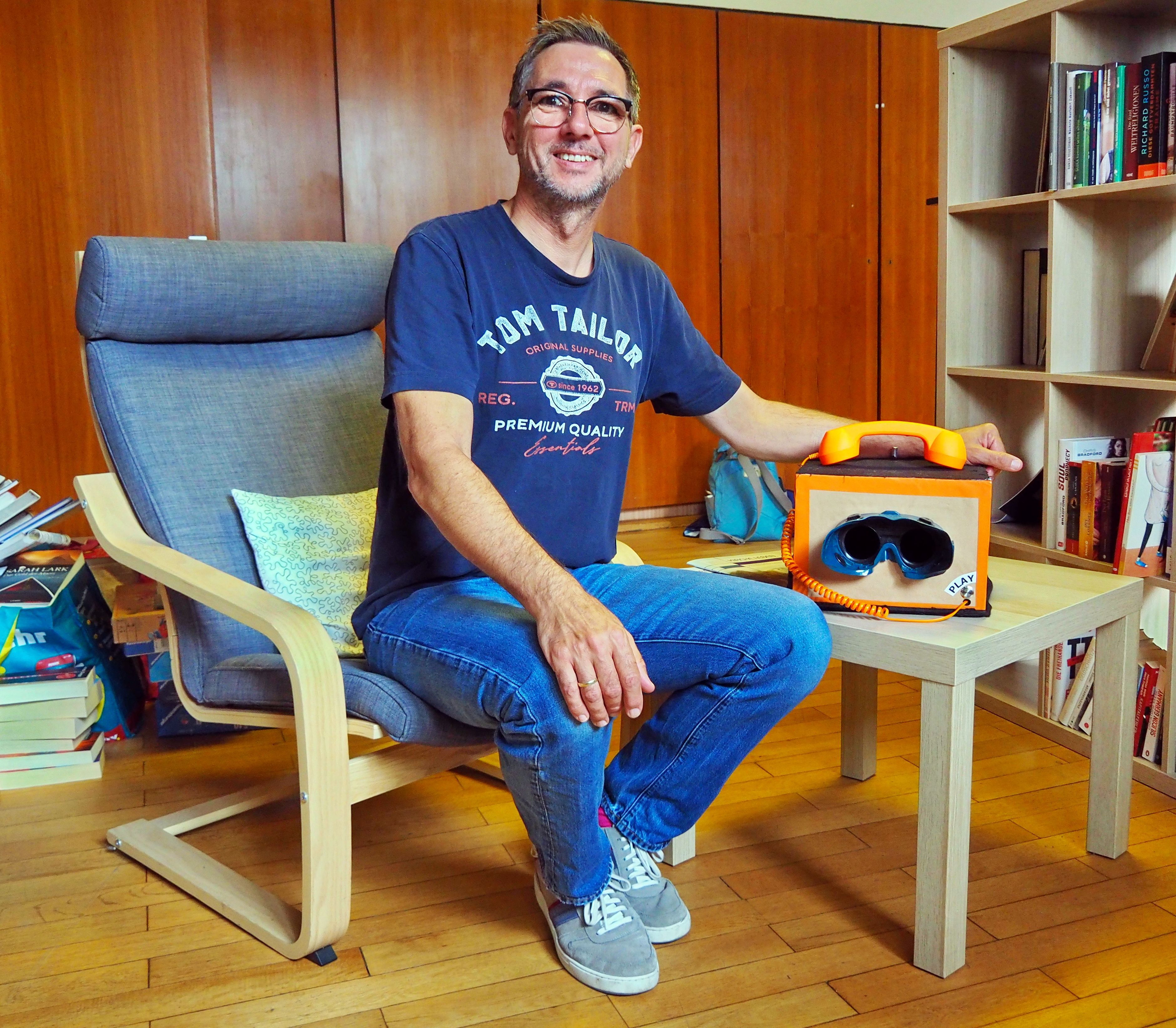 Sascha Salmen will Lebens- und Veedelsgeschichten einfangen und in selbst hergestellten Guckkästen erlebbar machen.