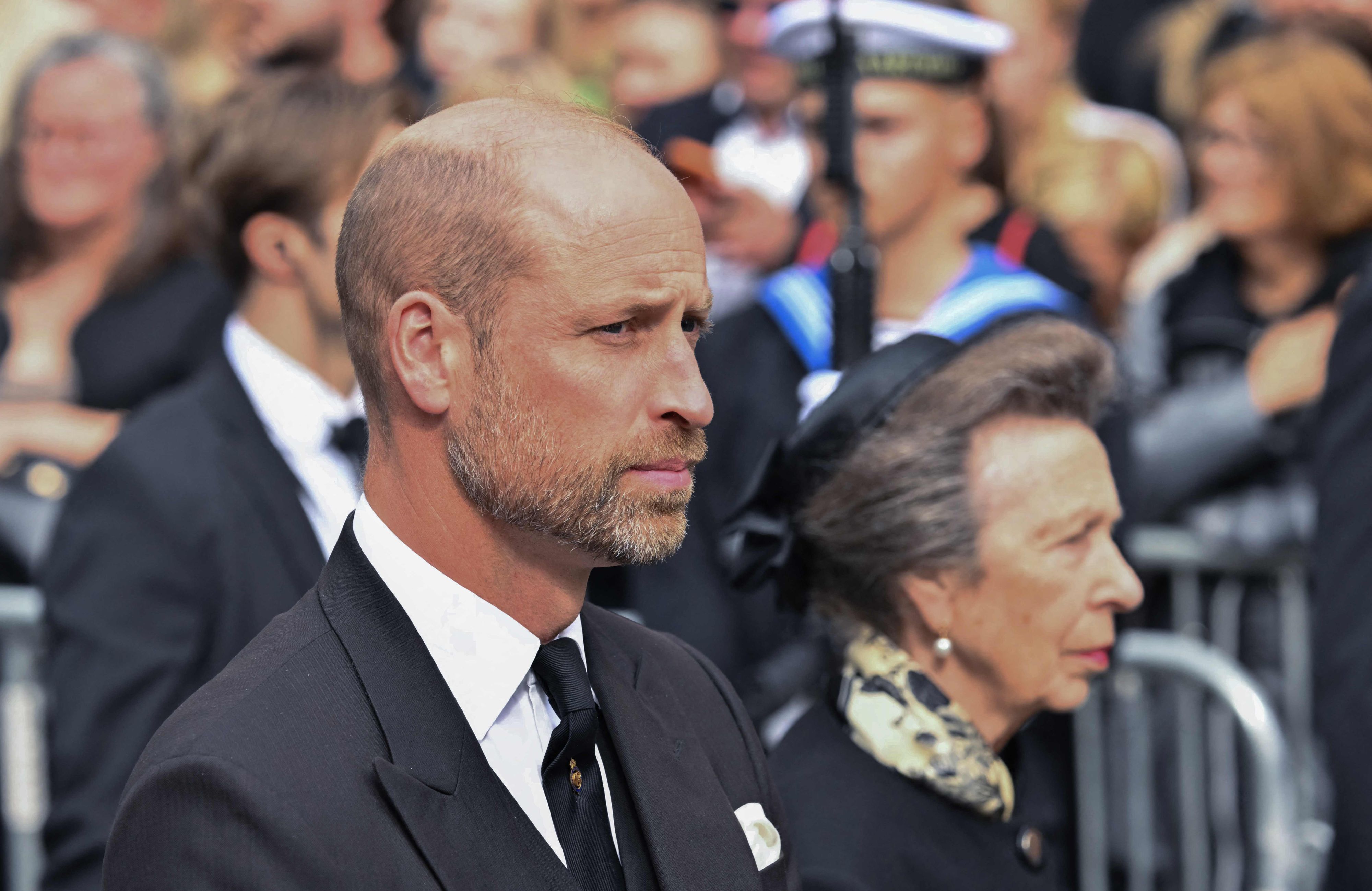 Seite an Seite im Trauerzug: Prinz William und Prinzessin Anne begleiteten den Sarg von König Harald V. auf seinem Weg vom Schloss zum Osloer Dom. Nach dem Staatsbegräbnis wird der verstorbene Monarch im königlichen Mausoleum der Festung Akershus direkt am Oslofjord beigesetzt.