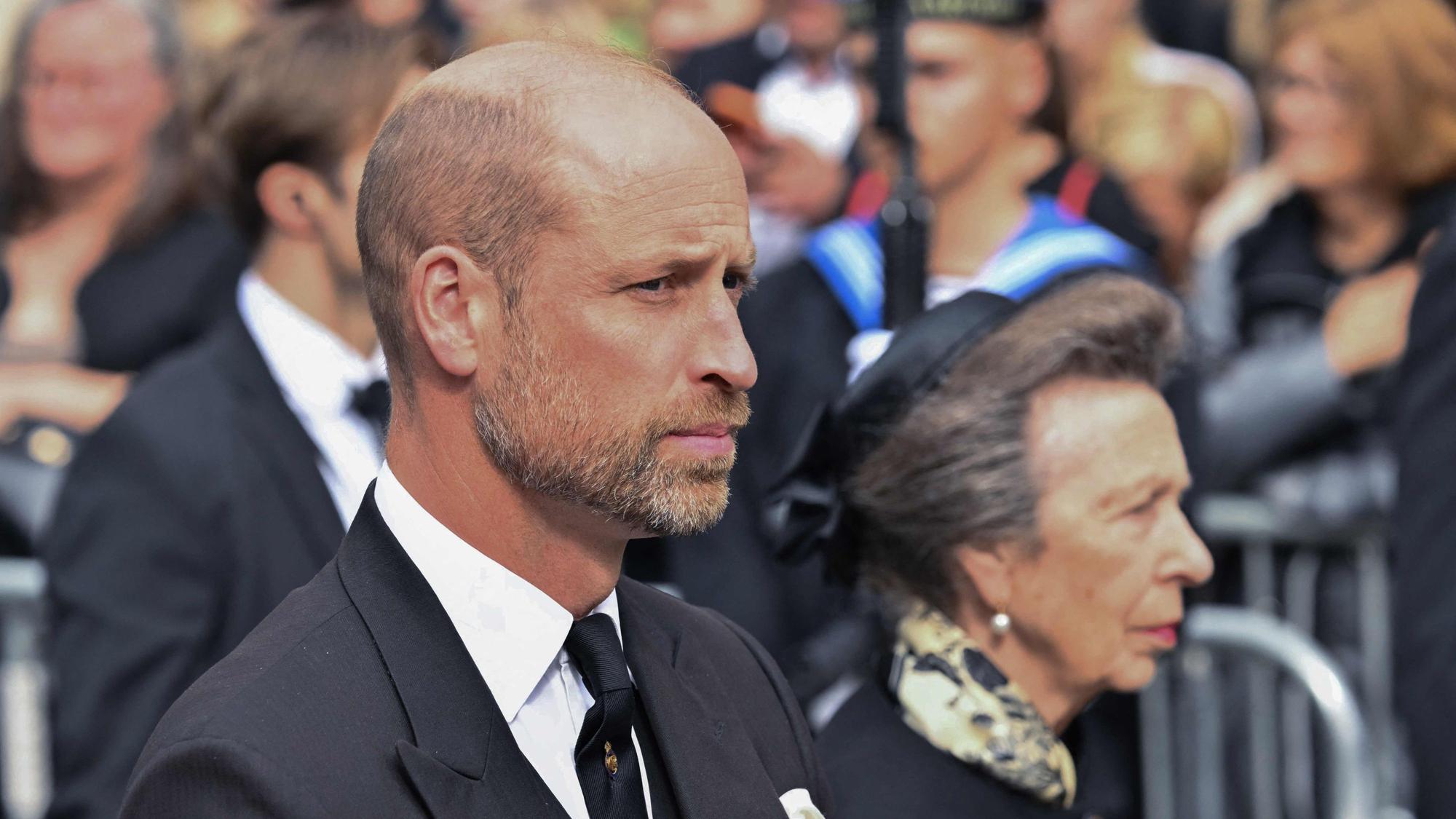 Seite an Seite im Trauerzug: Prinz William und Prinzessin Anne begleiteten den Sarg von König Harald V. auf seinem Weg vom Schloss zum Osloer Dom. Nach dem Staatsbegräbnis wird der verstorbene Monarch im königlichen Mausoleum der Festung Akershus direkt am Oslofjord beigesetzt.